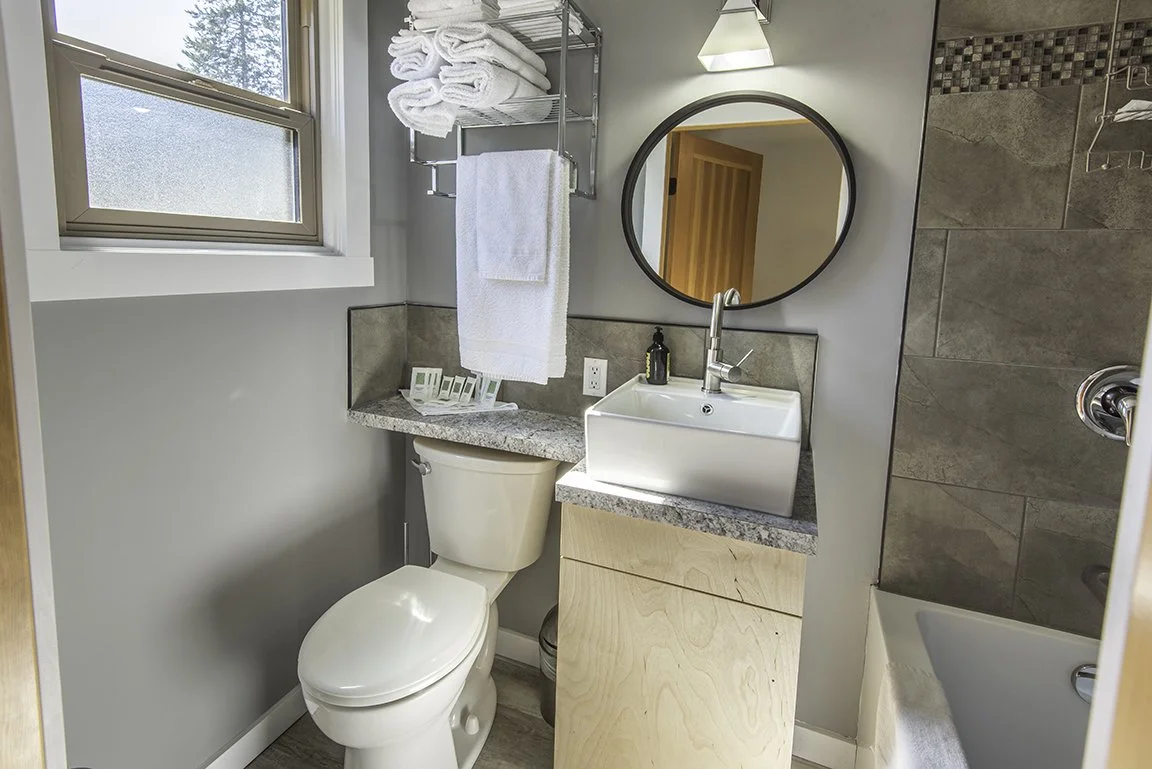 LoneStar_Rm9_Bathroom1.jpg