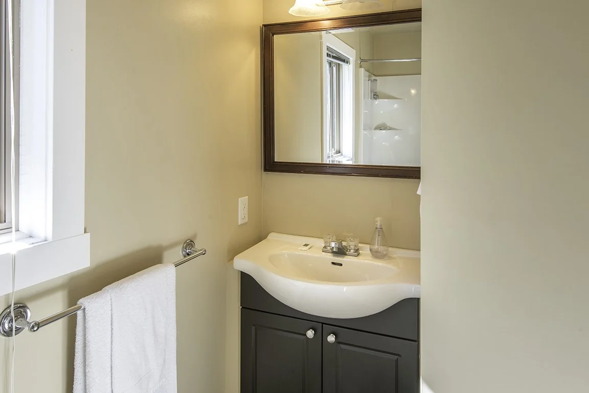 LoneStar_Rm5_Bathroom2.jpg