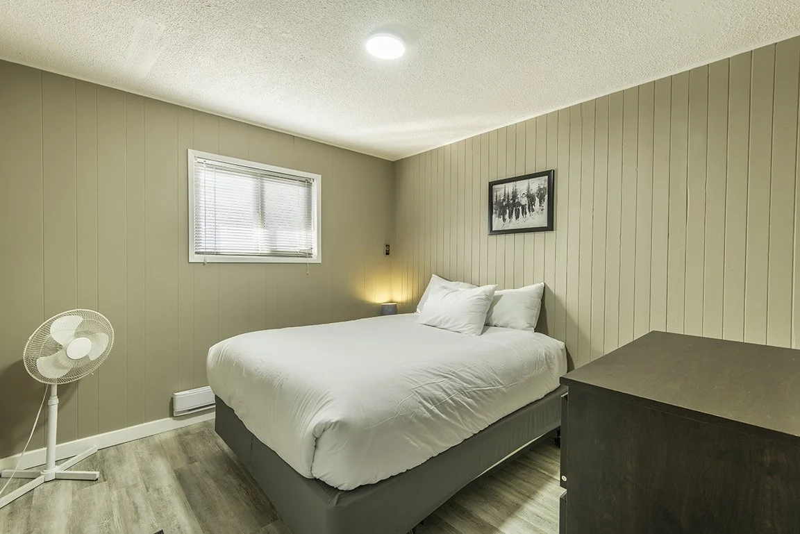 LoneStar_Rm11_Bedroom1.jpg