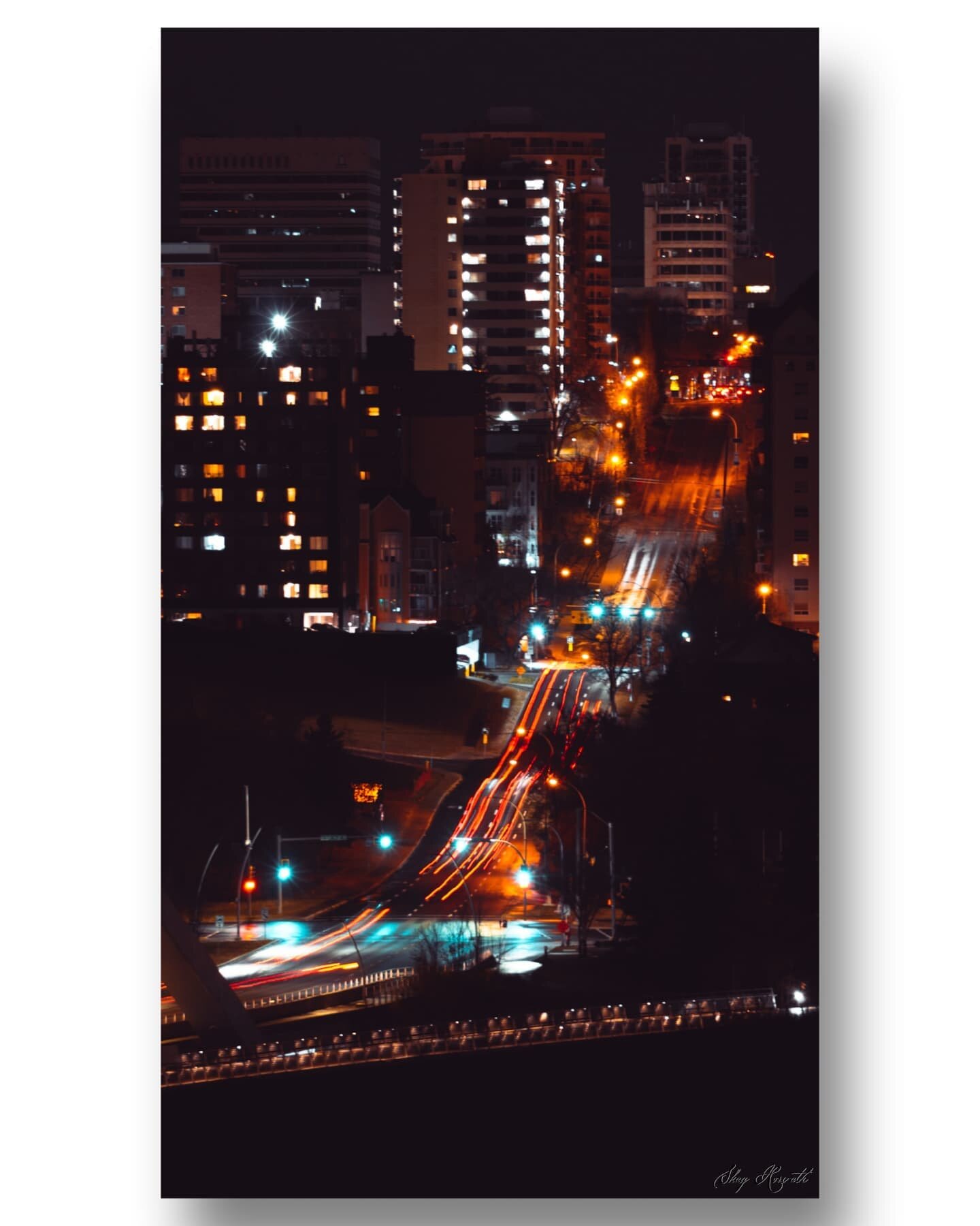 Love taking these telephotos in the rain! ☔🌧️
.
.
.
_________________________________
#nightphotography #photographer #longexposurephotography #longexposure #photoedit #yegphotographer #yeg #sonya6400  #sonyalpha #sonyphotography #300mm #adobe #edmo