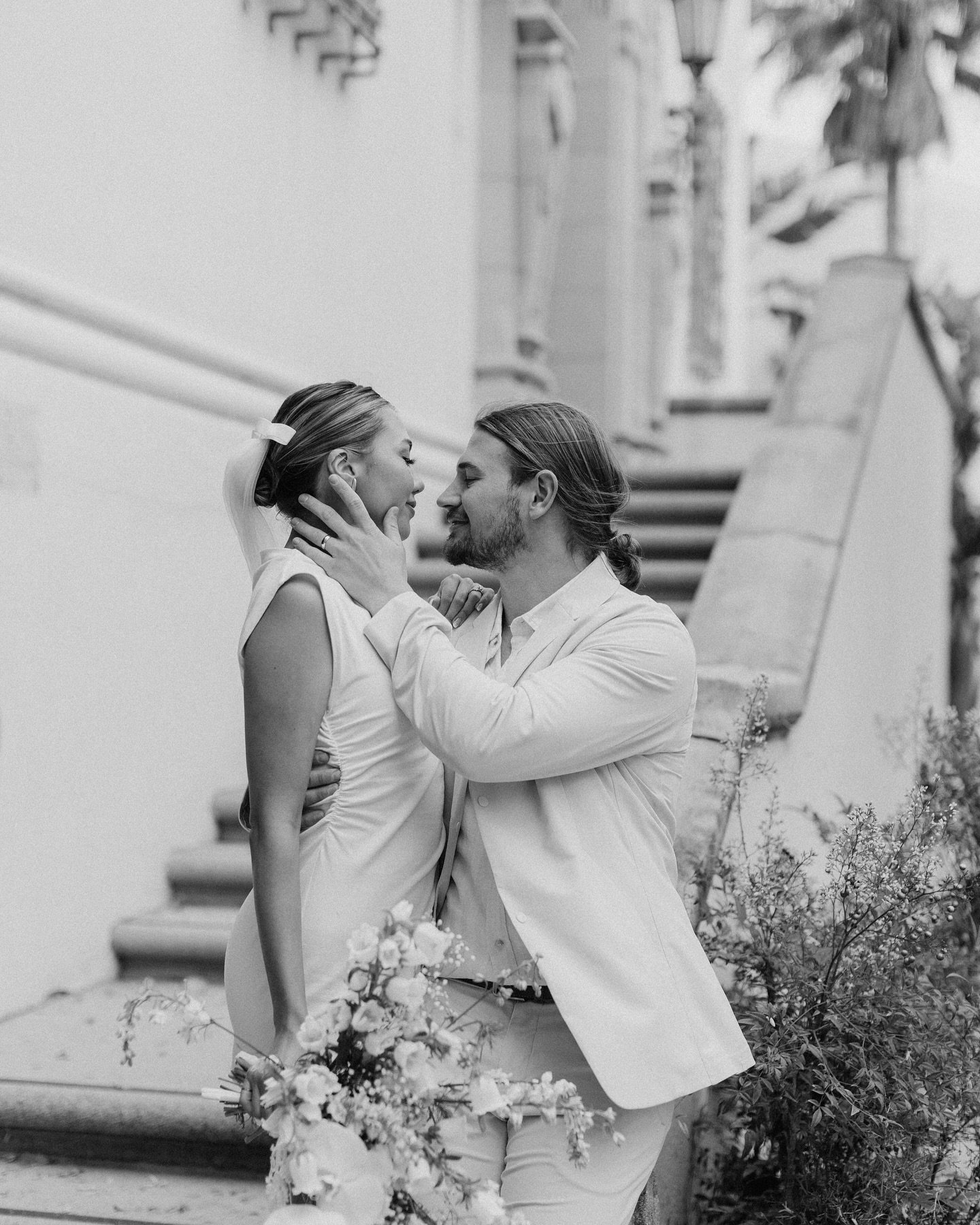A year ago! Mark and I legally got married in Beverly Hills 🥹 a first look in our front yard with the puggies and a handmade bouquet. Then zooming off to BV courthouse and getting married by our good friends @timwilsea + @zean_coyprint and my mom. F