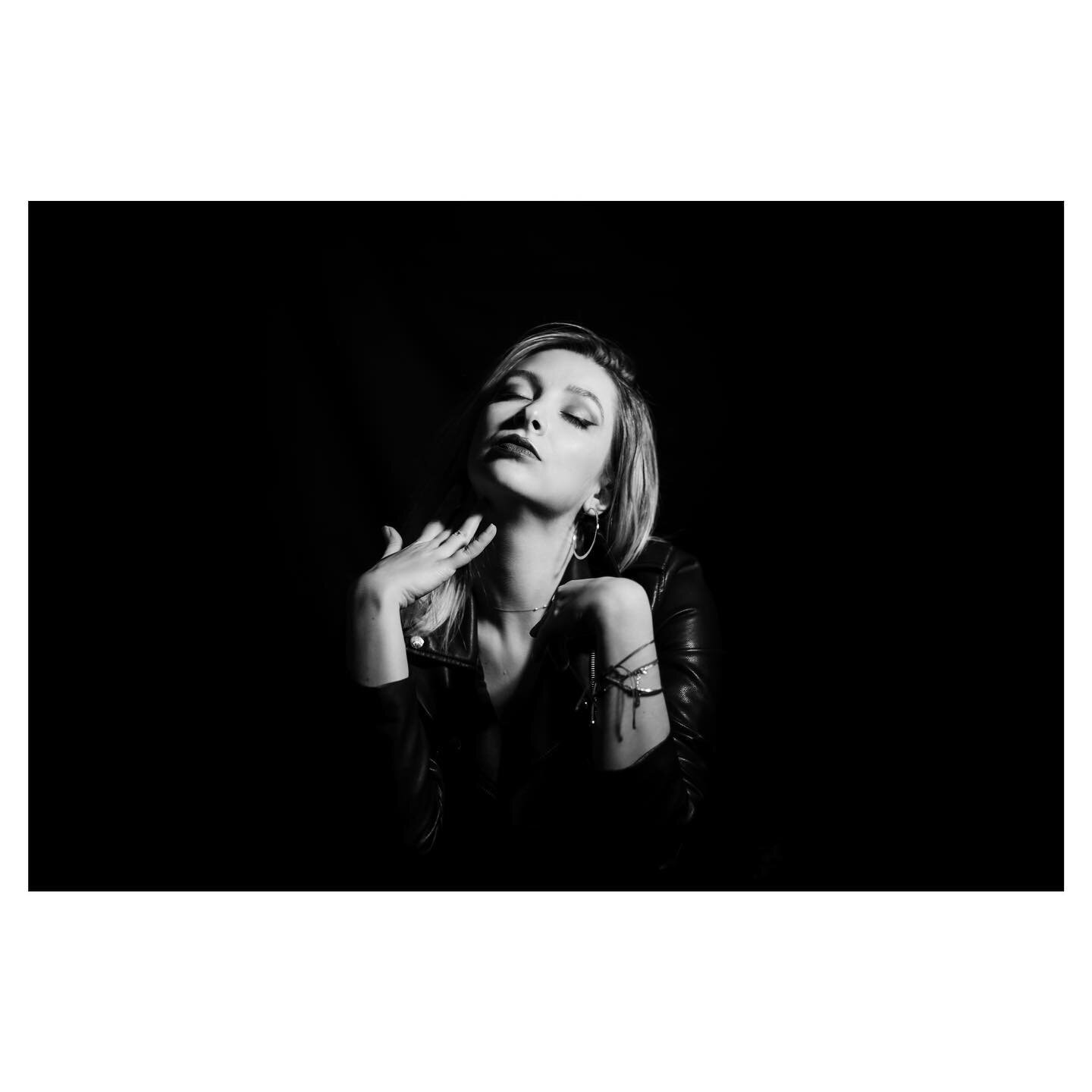 Ch&egrave;re amie&hellip; 🖤

#inmystudio #portraiture #discoverportrait #blackandwhite #portraitphotography #profile_vision #postmoreportraits #portraitpage #igpodium_portraits #makeportraits #makeportraitsmag #humaneffect #portrait_perfection #agam
