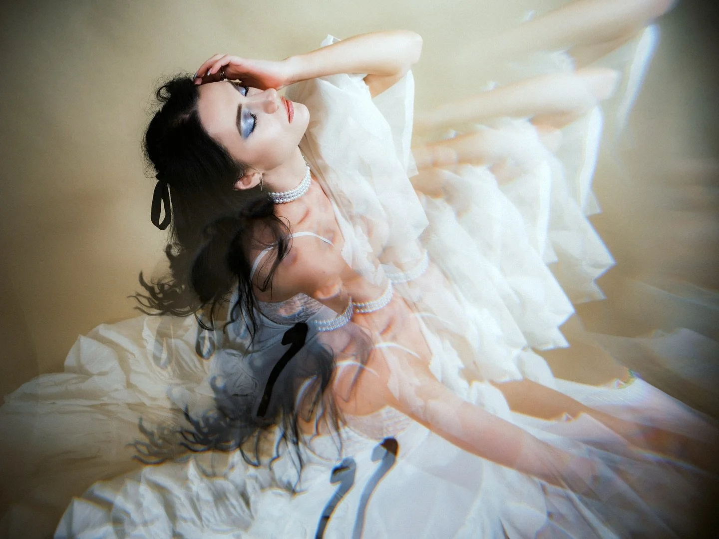 The struggle, you see, is to ground yourself; to find your balance; to finally be at peace. That is the struggle&hellip;

#pvmondaysurreal #photovogue #portraitphotography #mytinystudio #cemaipozeazăadriana #momentulfuji #gfx