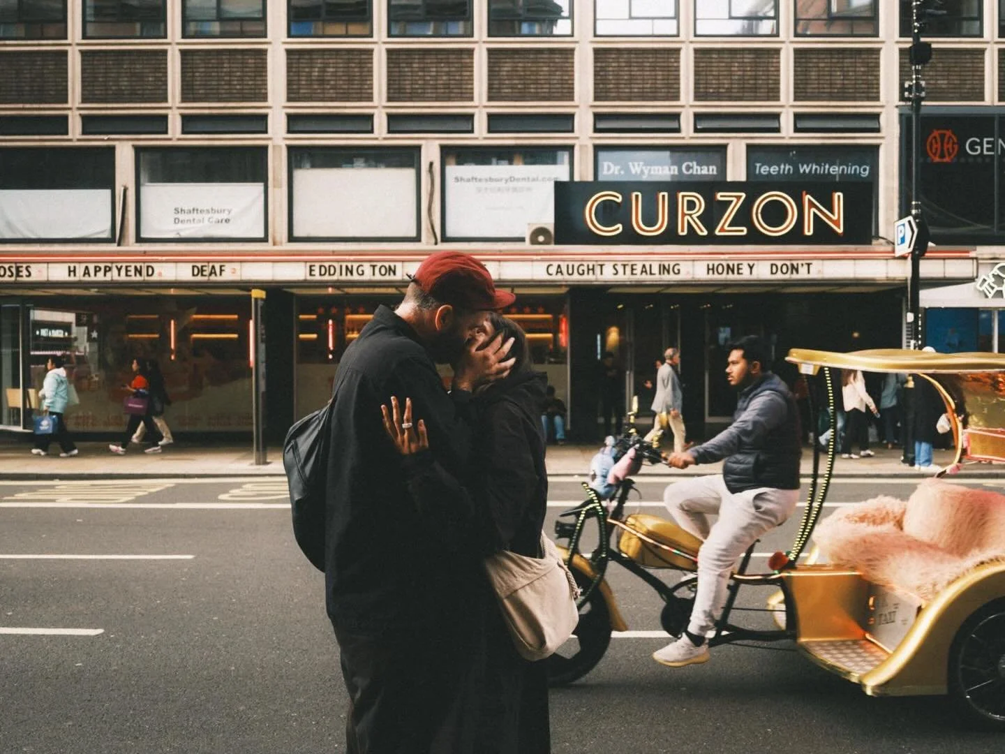 To be loved is to be seen 🖤

@photovogue 
@fujifilmuk 

#PVMondayBeingSeen #lovers #gfx100rf #cemaipozeazăadriana #streetphotography