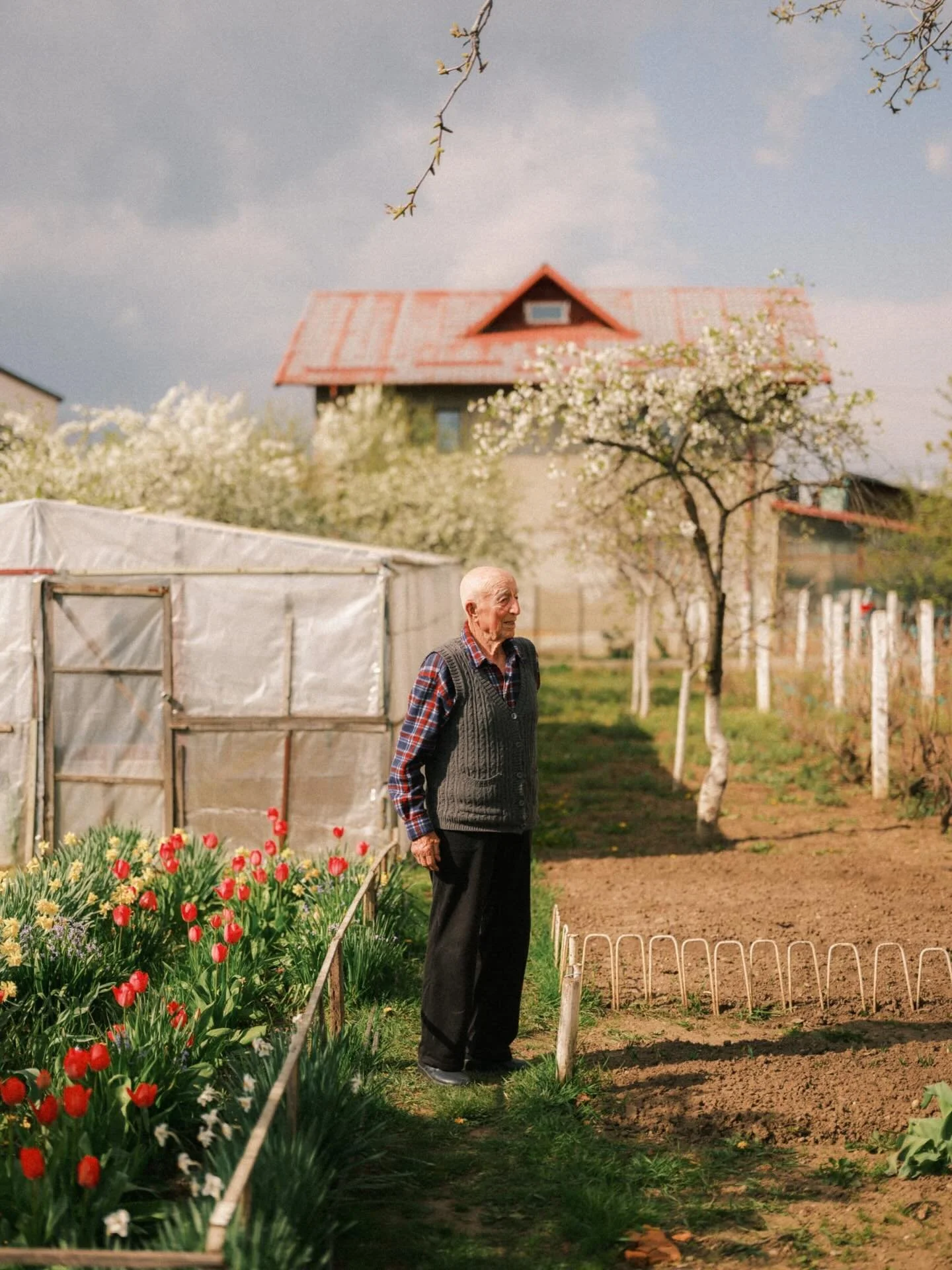 He gives life to the garden, and the garden gives him everything.

#PVMondayToBeHuman #fujifilmgfx #cemaipozeazăadriana #painterlyphotos #portraitphotographer