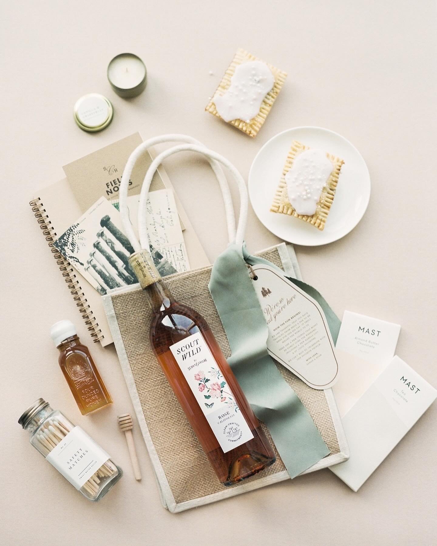 Are welcome bags just a passing trend or a heartfelt gesture?⤵️
⠀⠀⠀⠀⠀⠀⠀⠀⠀
Guest experience has taken the spotlight in nearly every wedding survey this year. Ensuring that all your loved ones have a memorable and enjoyable time at your event is a prio