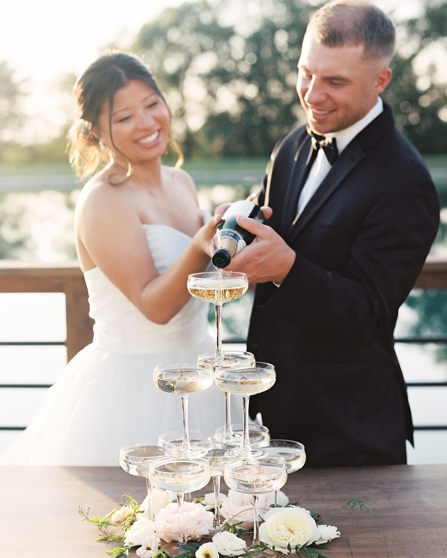 The number of couples participating in cocktail hour alongside their guests is rising, and here&rsquo;s why I think it&rsquo;s noteworthy: 
⠀⠀⠀⠀⠀⠀⠀⠀⠀
1️⃣ Your guests travel far and near to visit you on your wedding day. For example, my couple&rsquo;s