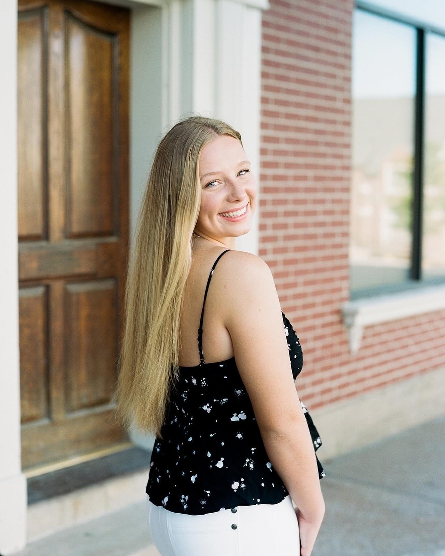 Wondering how to decide where to have your senior session? Choosing a location can be tough for many of my clients, but I&rsquo;m here to help you make those decisions.☺️
⠀⠀⠀⠀⠀⠀⠀⠀⠀
Consider these few things:
⠀⠀⠀⠀⠀⠀⠀⠀⠀
Season: The timing of the season