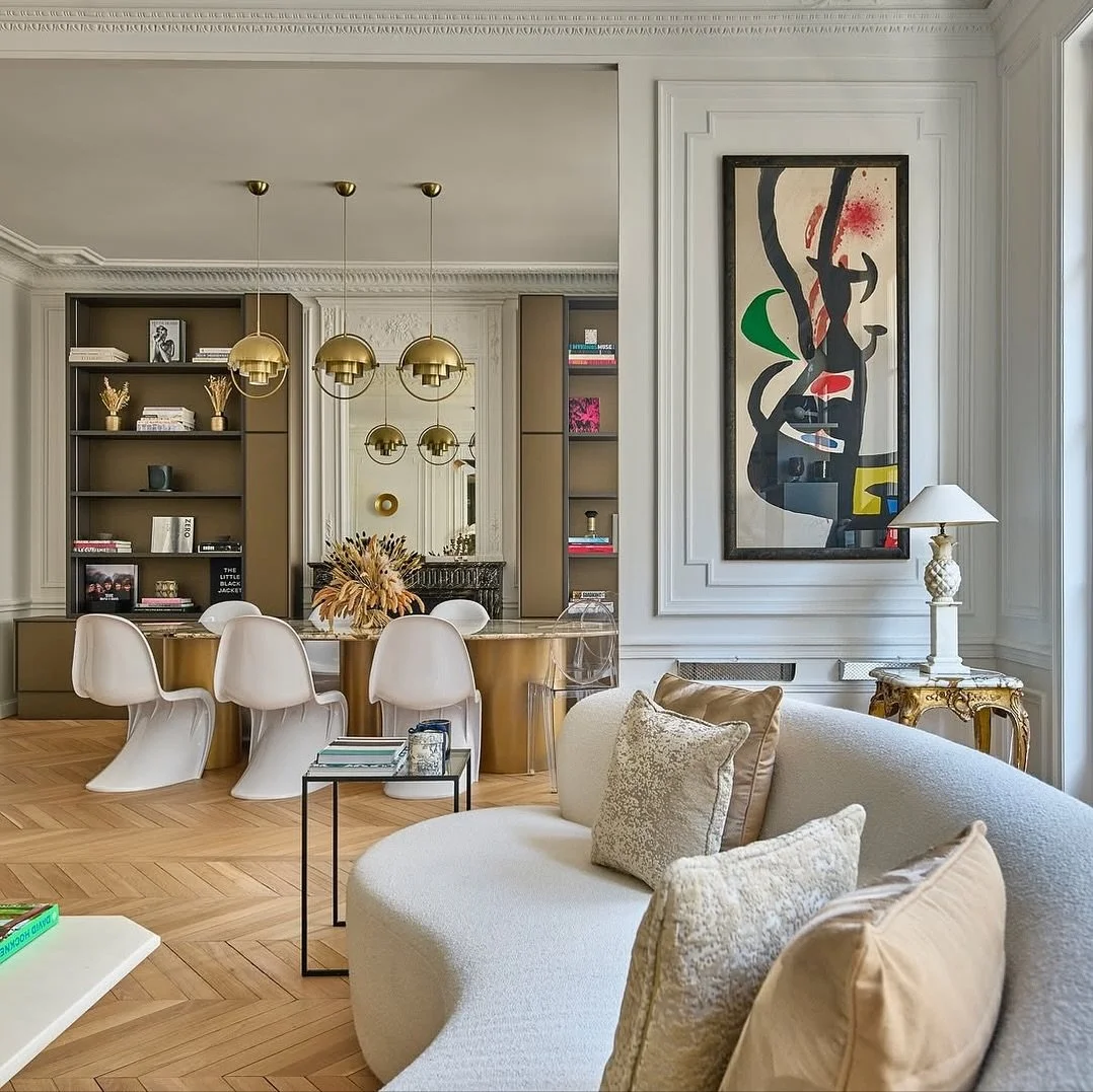 Nestled in a refined Art Deco building between Quai d’Orsay and Rue Saint-Dominique, this exceptional 168 sqm apartment embodies the perfect blend of architectural elegance and contemporary luxury.
Fully renovated by an architect using premium