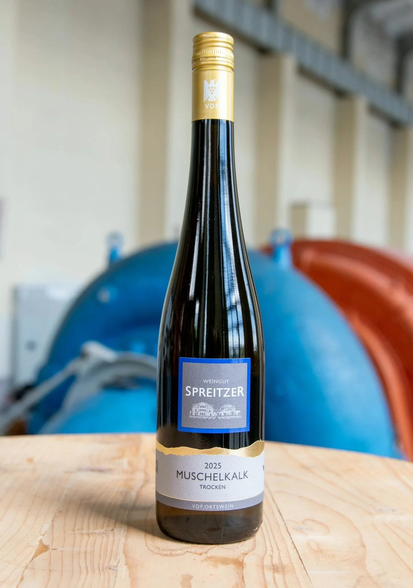 Flasche Wein auf Holz