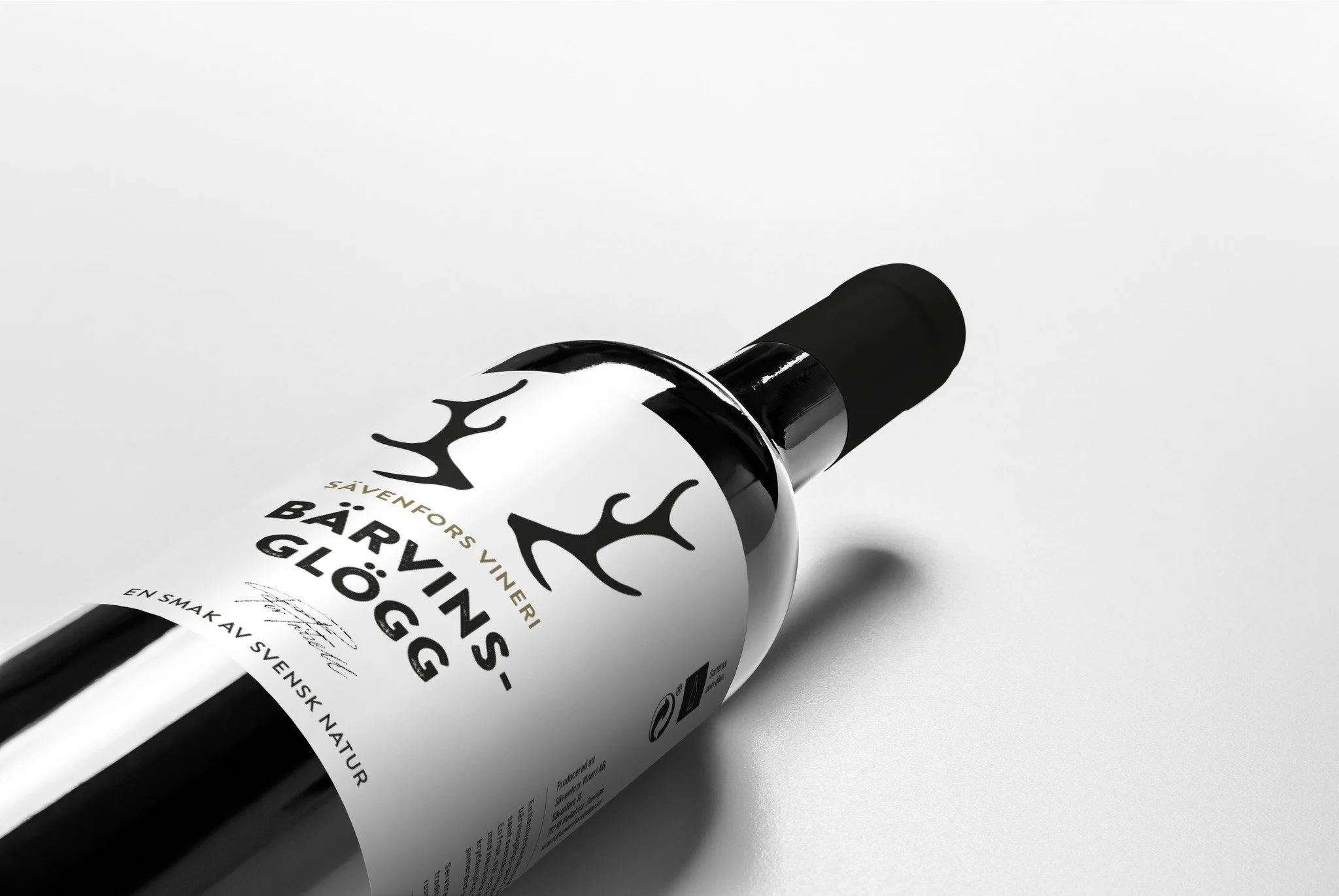 En liten smygtitt!
Jag har nyligen tagit fram ett helt nytt designkoncept f&ouml;r vinetiketterna till S&auml;venfors Vineri ( S&auml;venfors Lodge ) 🫐🍒 Det h&auml;r &auml;r bara en liten f&ouml;rhandsvisning &ndash; den fulla presentationen kommer