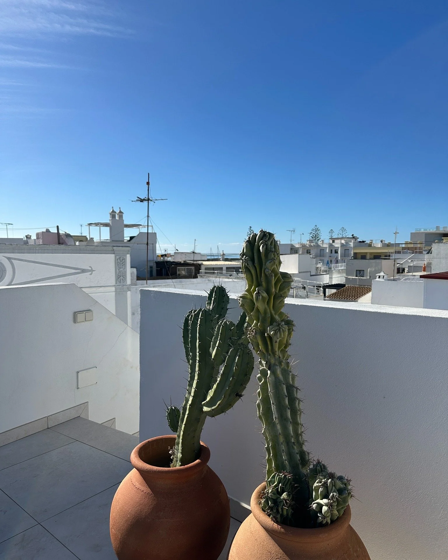 Har bytt ut utsikten fr&aring;n kontoret i Hemmesdynge, med sn&ouml; och kyla, mot denna utsikt i Olh&atilde;o i Portugal. H&auml;r ska vi vara i n&auml;stan en m&aring;nad.

&rdquo;Workcation&rdquo; b&ouml;rjade dock lite tufft f&ouml;r min del, med