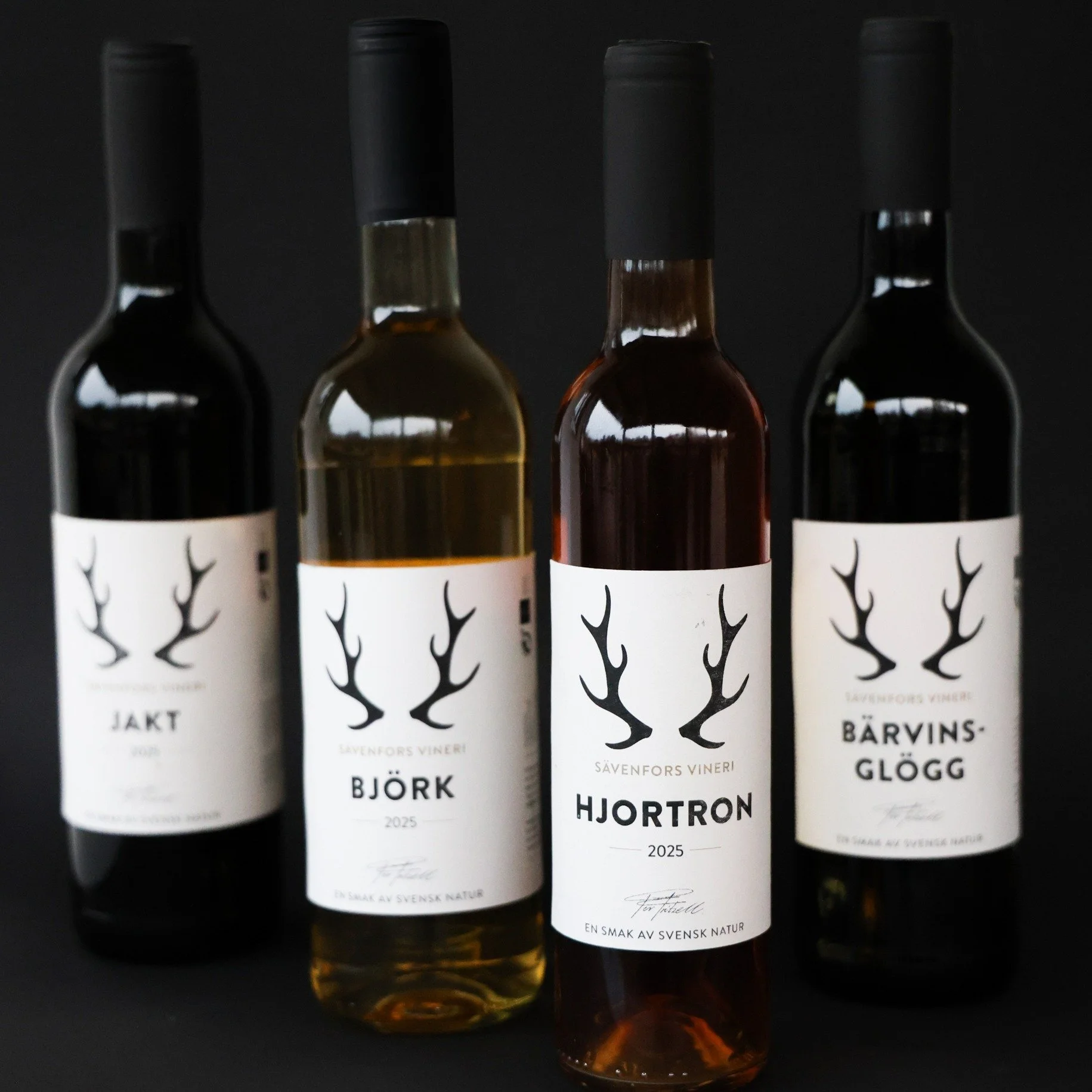 Bes&ouml;k hos S&auml;venfors Lodge &amp; Vineri
Jag har varit p&aring; bes&ouml;k hos S&auml;venfors Lodge &amp; Vineri, d&auml;r vi har testat det nya designkonceptet f&ouml;r vinetiketterna som jag nyligen har tagit fram. 🍷

Vineriet &auml;r snar