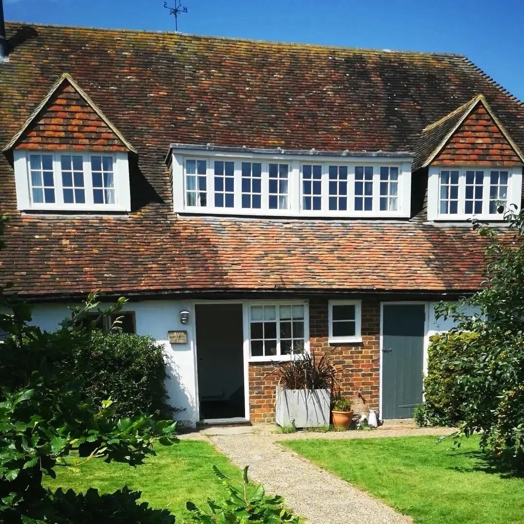 1.5 hrs from Brighton, 15 mins from Rye and 20 mins from Camber Sands. Oxney Barns is set in gorgeous countryside and is the location for our upcoming women's midlife reset and restore retreat. @helennurturehealthandwellness and I are preparing for y