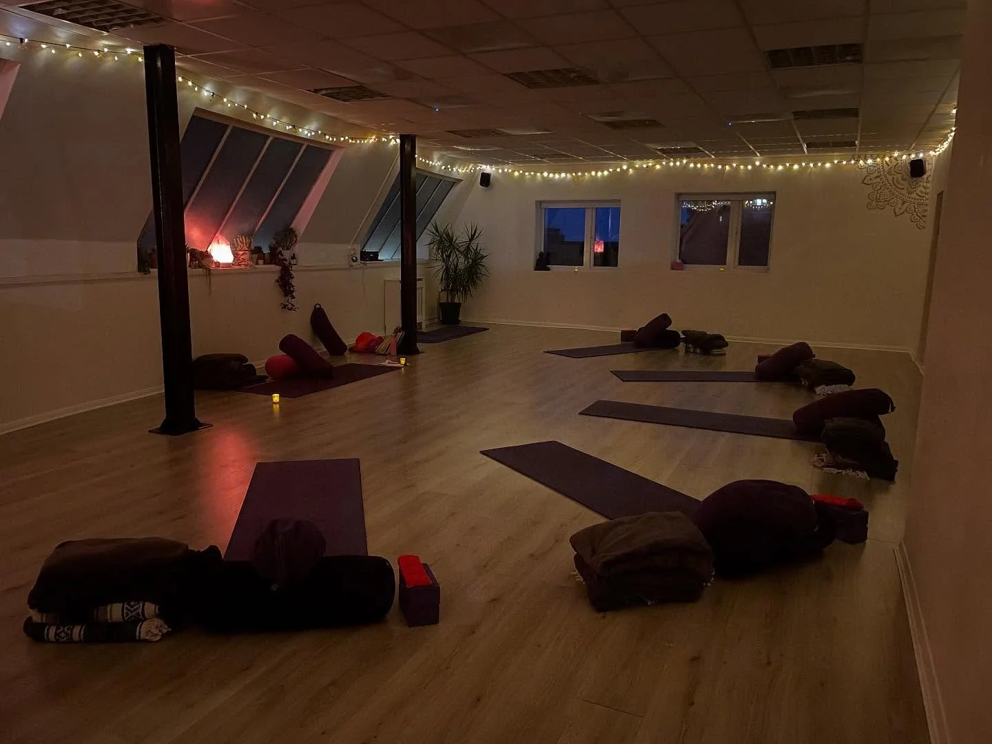 This was Friday night in the cosy studio @_energyforlife for my Restorative yoga workshop. At this time of the year these monthly get togethers really come into their own as we take shelter and restore.
We need a few basics in order to relax:
Warmth
