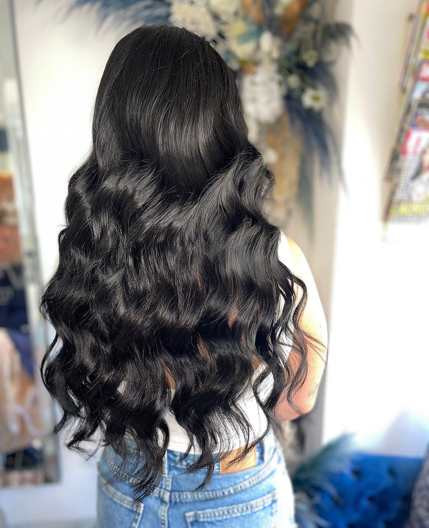 Major hair envy!! 3 rows of La weave then tapes in the side to add some more fullness round the sides!🖤

#glosshairsalon #miltonkeynes #laweave #tapeinextensions