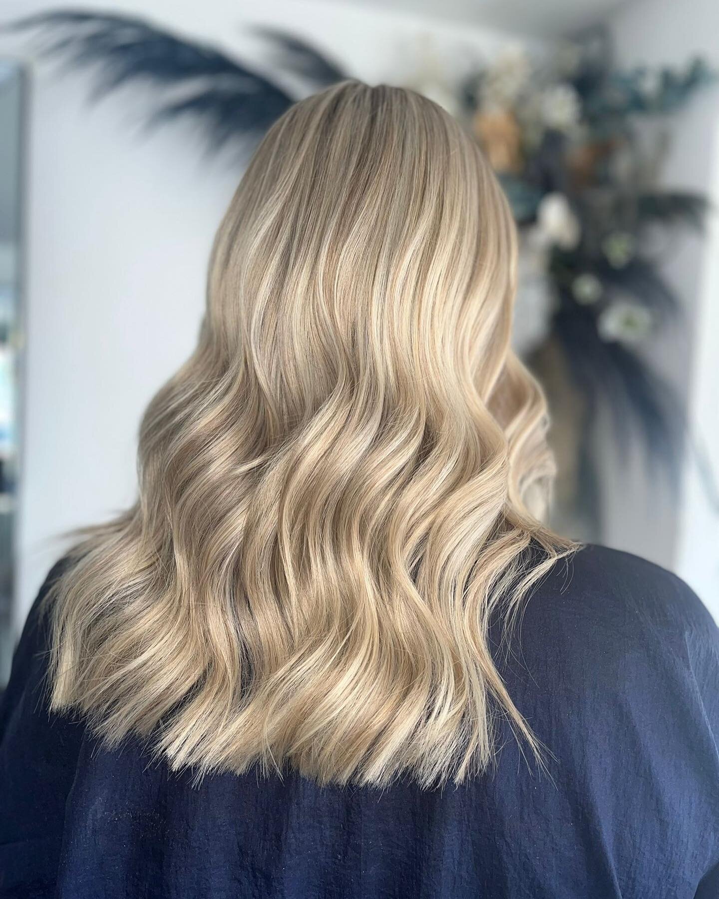 Swipe to see this before,love this transformation done by millie. 

#trasformation #mksalon #salon #kevinmurphy #blonde