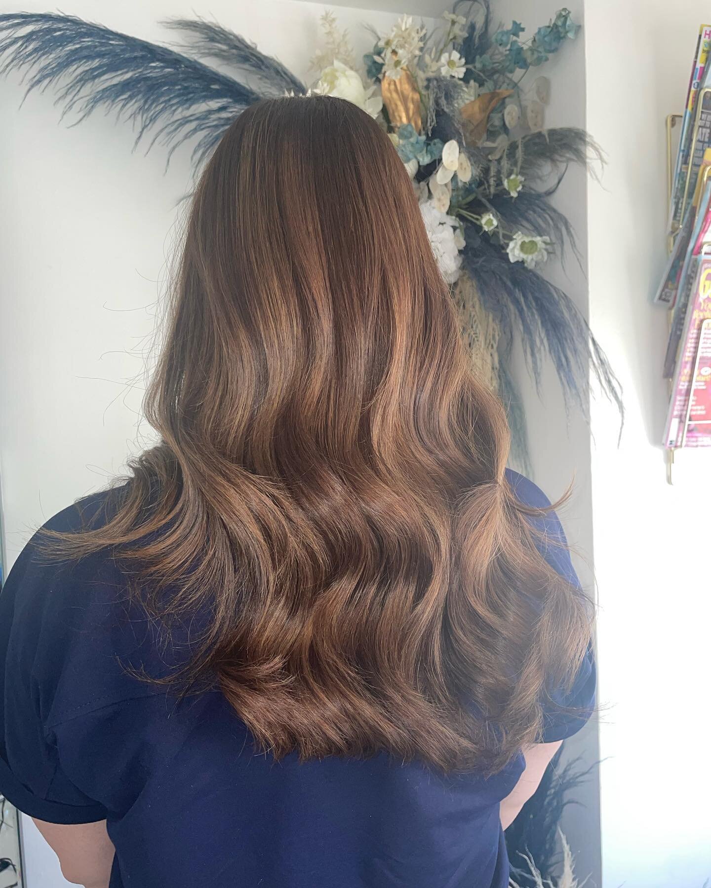 Reverse balayage🤎

Back to a warm brown with few lighter pieces left in to keep it multi-tonal! 

#kevinmurphy #miltonkeynes #glosshairsalon #miltonkeynes