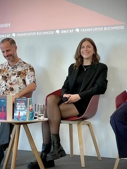 #fbm2025 war das wieder schön! 🤩 Nachdem ich letztes Jahr krankheitsbedingt nicht dort sein konnte, habe ich mich sehr gefreut, in diesem Jahr in Frankfurt zu sein! Natürlich habe ich wieder viel zu wenig Fotos gemacht (man kennt’s)