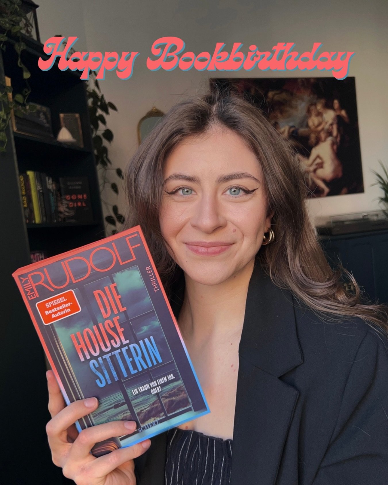 🥳 HAPPY BOOKBIRTHDAY 🥳

Ab heute kann &bdquo;Die Housesitterin&ldquo; endlich auch bei Euch einziehen! 🗝️✨🚪

Darum geht&rsquo;s: 
Die perfekte Idylle. Die perfekte Falle. 
Cecilia arbeitet als Housesitterin und hangelt sich von Auftrag zu Auf