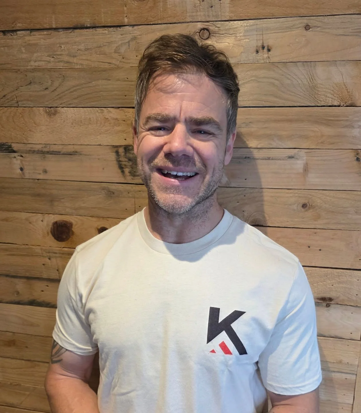 Introducing Andrew @thebarman47 into the team. He will be providing 121 and group PT for our corporate partners.
.
With a wealth of experience in the fitness industry.  Andrew is a PT as well as a British Weightlifting level 2 coach.  His sporting ac