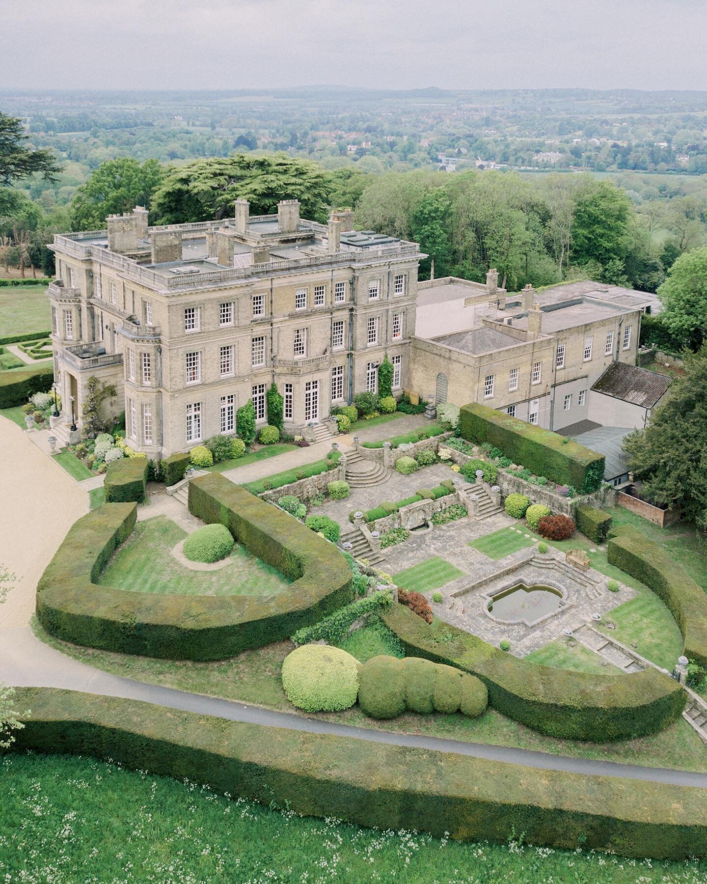 There are many beautiful manors, country homes and mansions in the English countryside, just a stone's throw from central London. So if an English country wedding with all the fanfare of historical traditions appeals to you, then why not have  a quin
