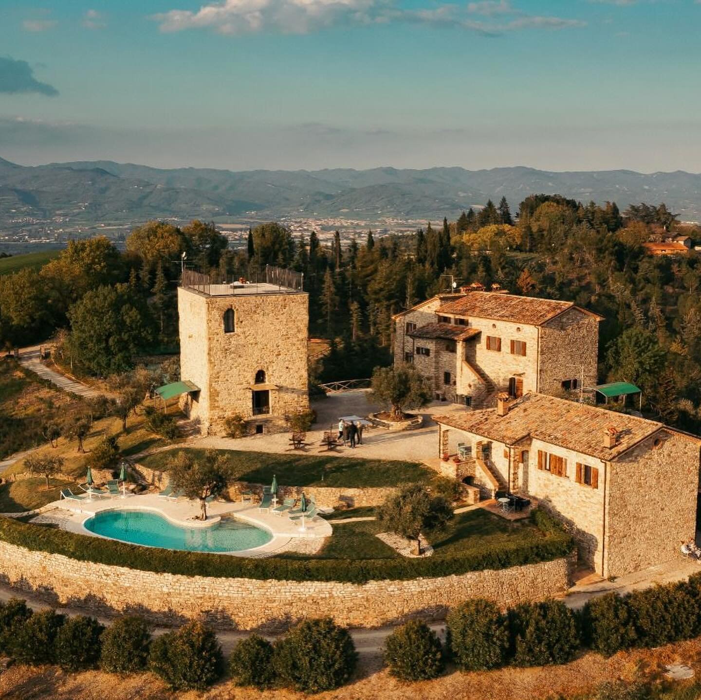 YogicEscape Tuscany Retreat 🌞

This fall, escape to the heart of Tuscany with @yogicescape for a rejuvenating yoga retreat while staying at a dreamy traditional Italian farmhouse with touches of modernity. 

What to expect: 

*daily yoga 
*meditativ
