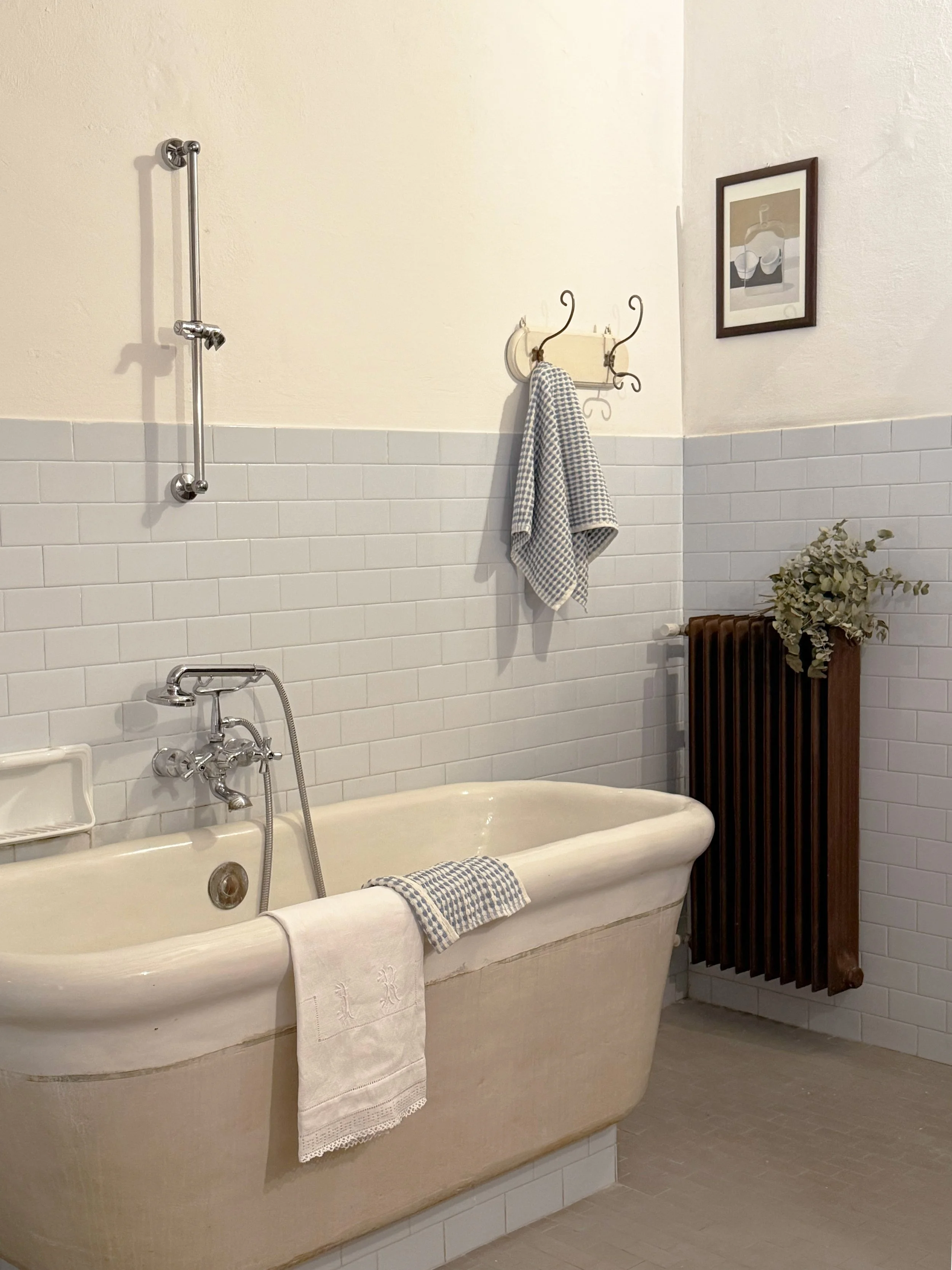 italy retreat yoga host bathroom.jpg