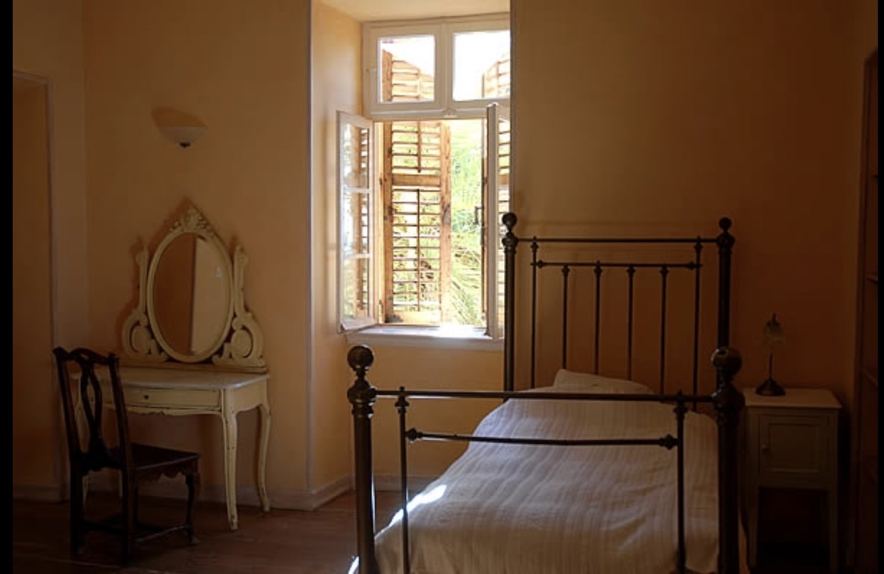 Bedroom_Classic_Light.jpg