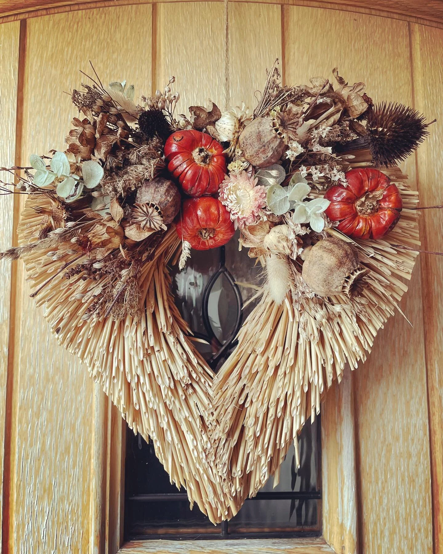 Love that this is still going 🧡 made for my @rebecca5088 last year, she popped it away and bought it back out for this Autumn a true forever wreath for a forever friend! 
.
.
.
.
.
#homemade #makeyourown #forever #foreverwreath #autumn #autumnvibes?