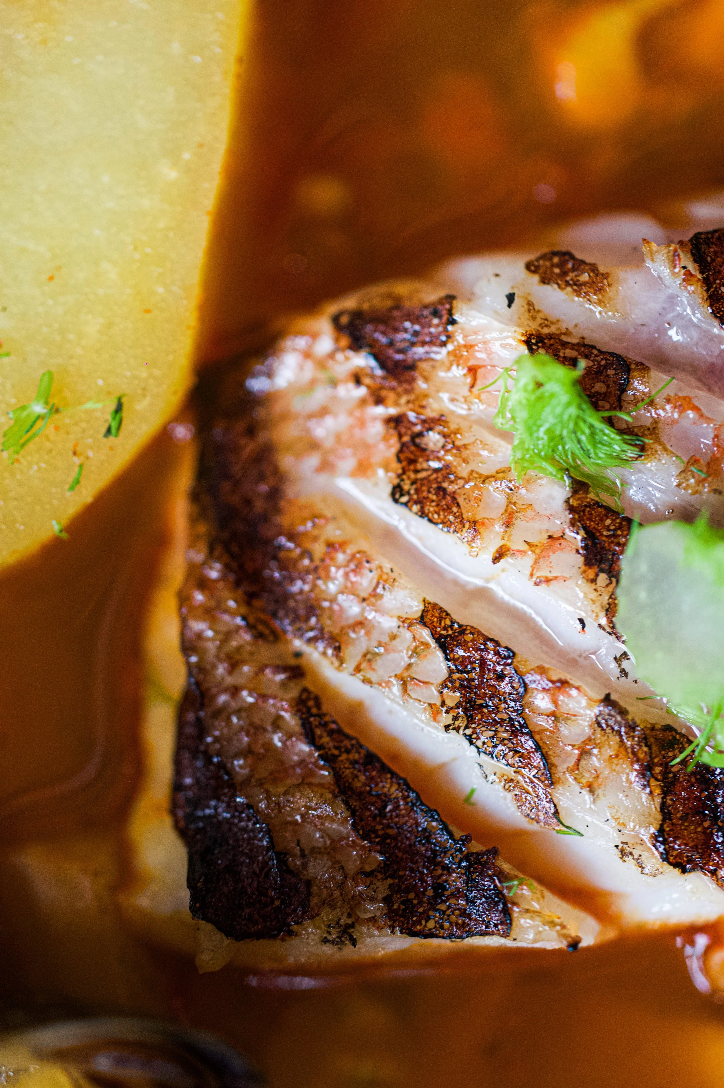Gambas grills avec tranche de citron et herbes