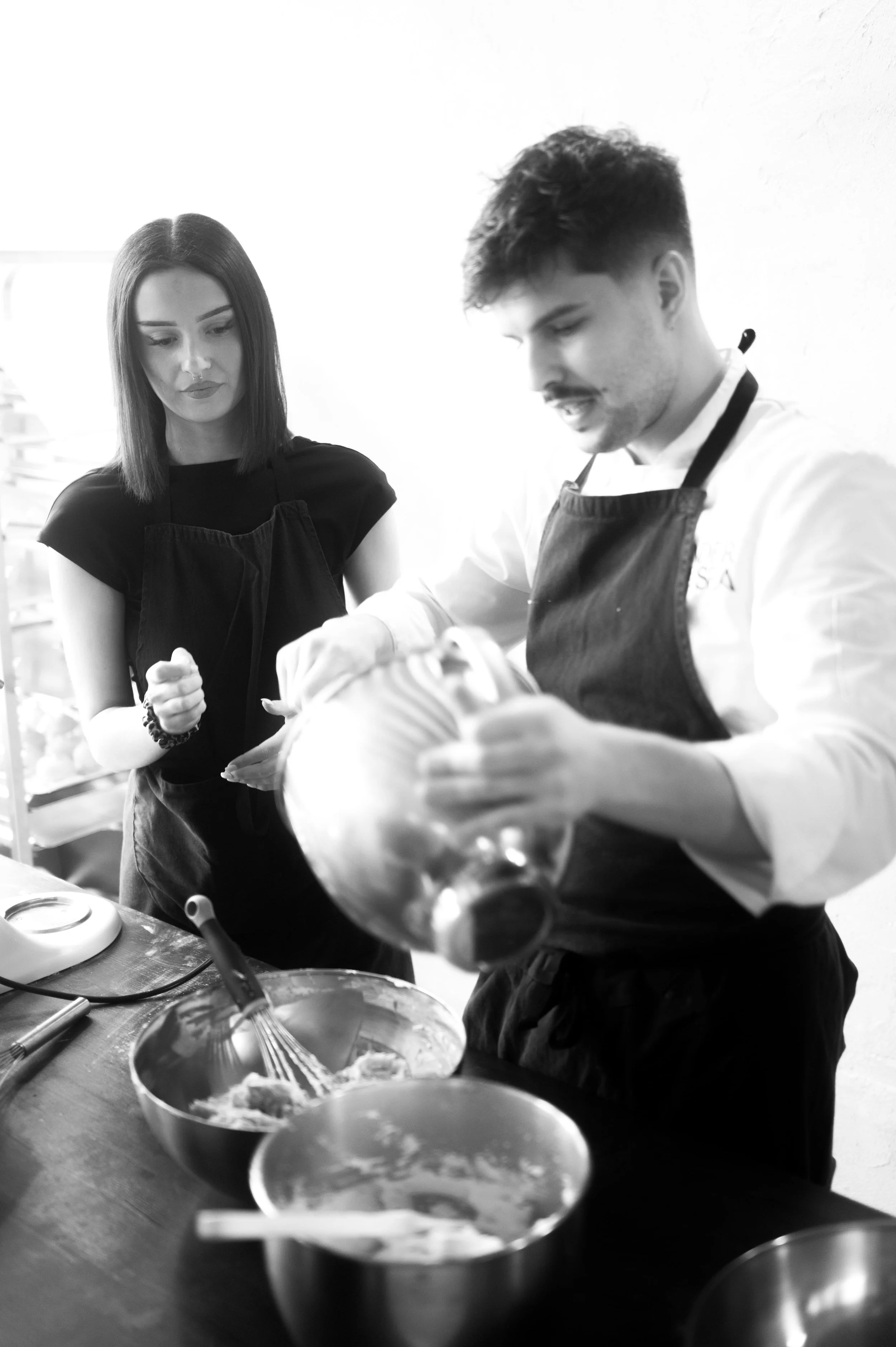 Un homme et une femme occupés à cuisiner ou à préparer des aliments dans une cuisine