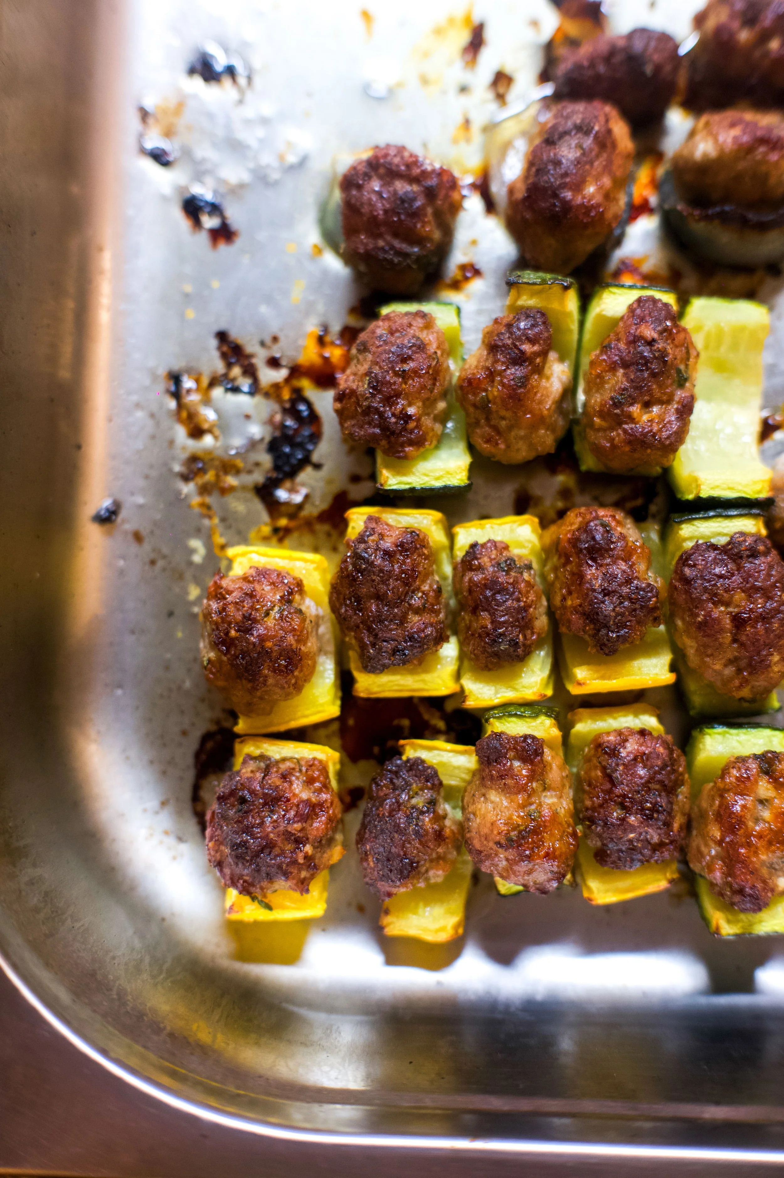Boulettes de viande avec courgettes dans un plat en métal.