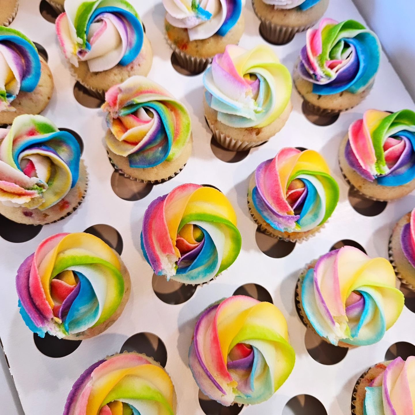 Rainbow cupcakes 🧁 I just love them so much, you can't be sad with a rainbow cupcake in your hand 🌈
.
.
.
#confetti #rainbowcake #rainbowcupcakes #cupcakesofinstagram #cupcakes #cupcakedecorating #2024cake #cake #cakedecorating #cakesofinstagram #c