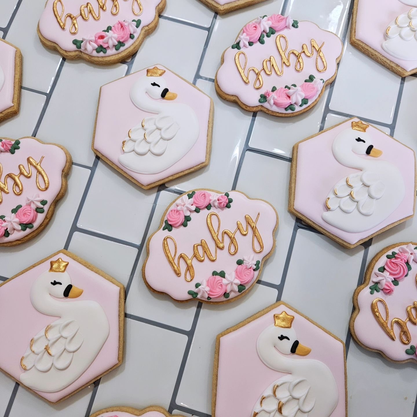 These cuties joined a baby shower tea party 🫖🦢
.
.
.
#swancookies #babycookies #babyshowercookies #cookies #cookie #cookieart #cookiesofinstagram #cookiestagram #cookiedecorating #sugarcookiemarketing #sugarcookies #decoratedcookies #royalicing #ro