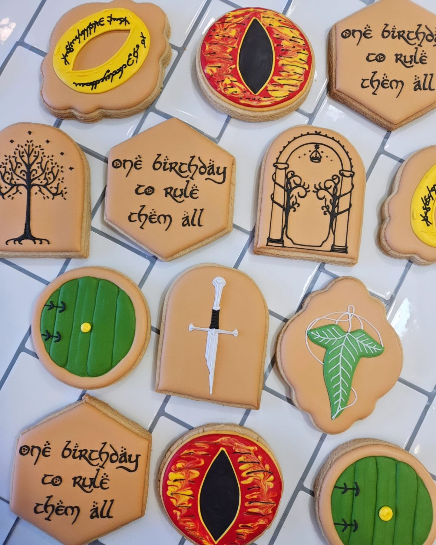 One birthday to rule them all 🧙&zwj;♂️
.
.
.
#onebirthdaytorulethemall #lordoftherings #lotr #lordoftheringscookies #birthdaycookies #cookies #cookie #cookieart #cookiesofinstagram #cookiestagram #cookiedecorating #sugarcookiemarketing #sugarcookies