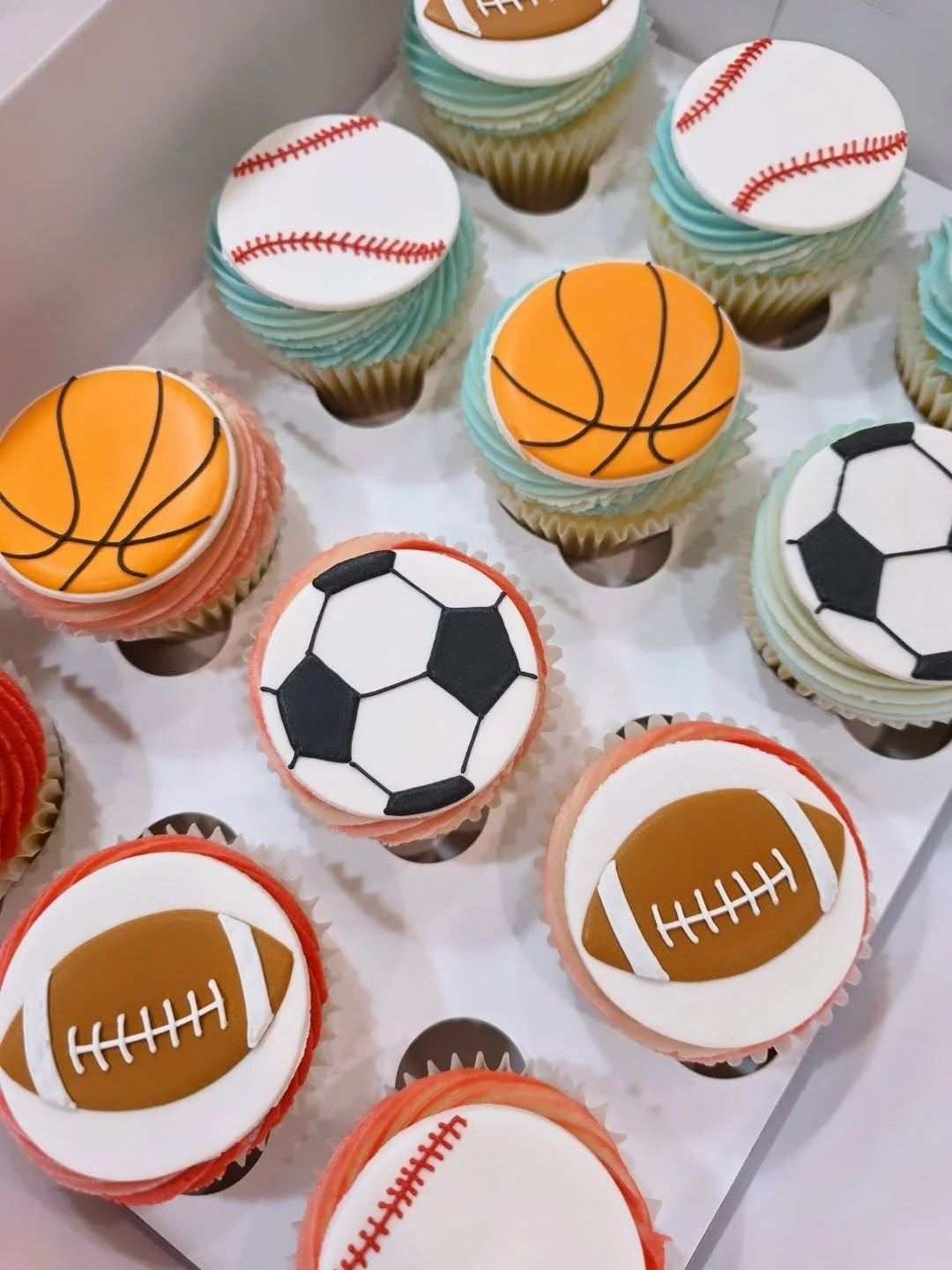 Just finished up our family photos with @amy.bennyphotography and can't wait to see them! If you're looking for a fabulous local photographer I can't recommend her enough!
.
.
.
#sportscupcakes #cupcakesofinstagram #cupcakes #cupcakestagram #2025cake