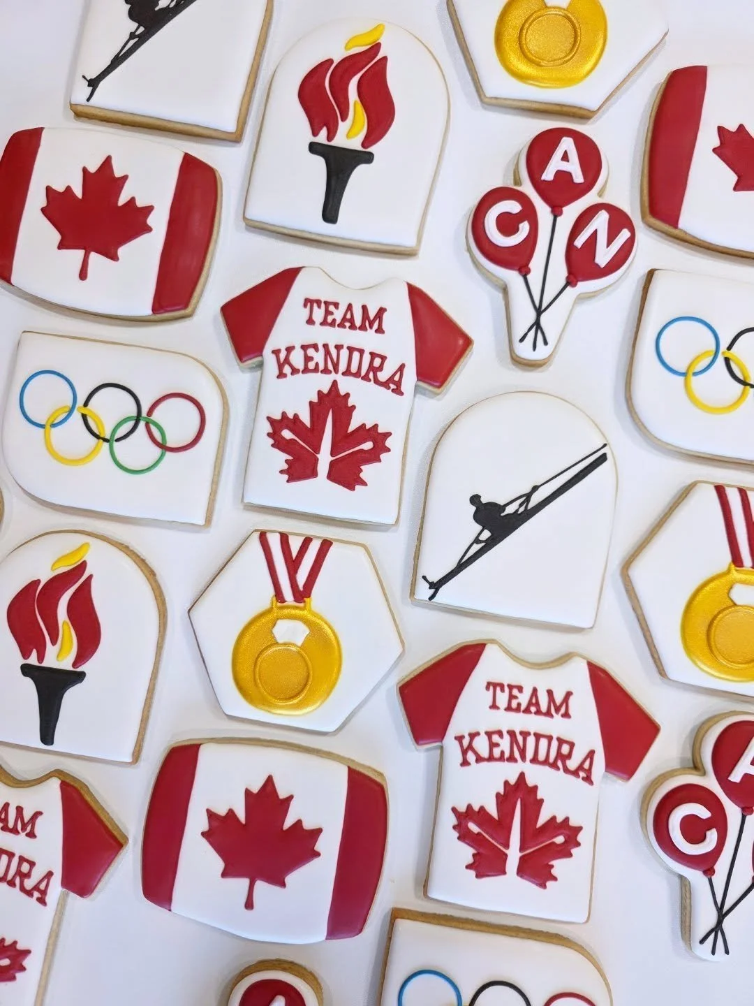 Could you imagine getting married to a friggen Olympian?! I would make sure any new person I met would know that immediately 😬 Congrats to Kendra and her partner! 
.
.
.
#olympian #teamcanada #bachelorettecookies #olympicscookies #rowing #cookies #c