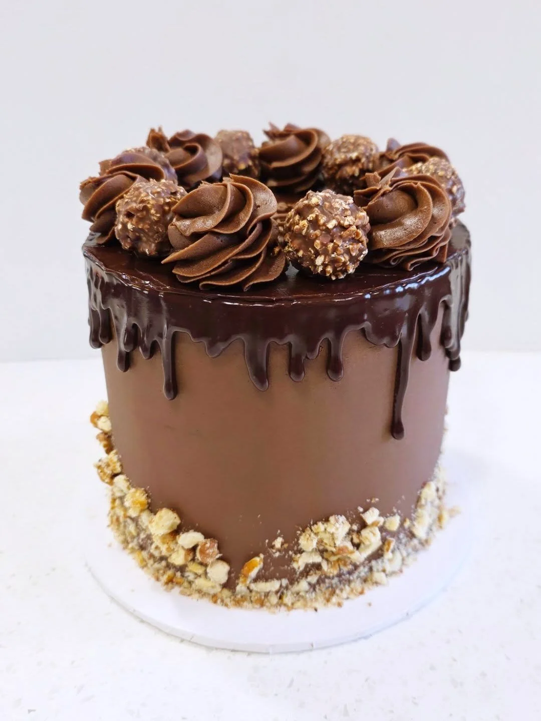 Ferrero Rocher was the theme, chocolate cake, ganache filling with hazelnut crumble and chocolate buttercream 🍫🤤
.
.
.
#chocolate #chocolatecake #ferrerorocher #dripcake #2025cake #cake #cakedecorating #cakesofinstagram #cakestagram #buttercream #b