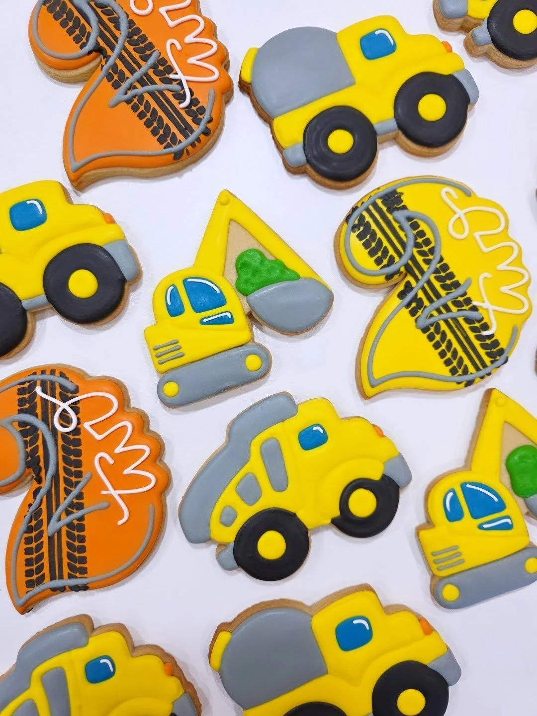 🚧 construction cookies inside, constant construction outside 🚧
.
.
.
#constructioncookies #birthdaycookies #truckcookies #cookies #cookie #cookieart #cookiesofinstagram #cookiestagram #cookiedecorating #sugarcookiemarketing #sugarcookies #decorated