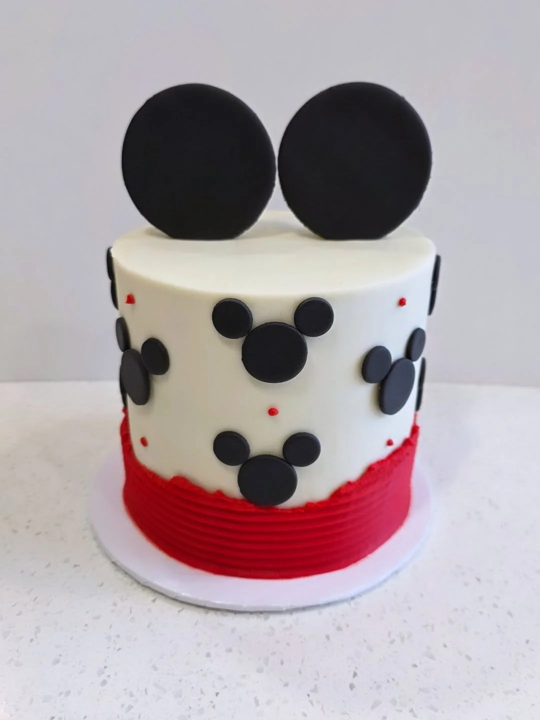 I've tried posting this photo 3 times now, each time I've gotten yelled at for snacks to be brought promptly to tiny hands #motherhood 
.
.
.
#mickeymouse #mickeymousecake #birthdaycake #disneycake #2025cake #cake #cakedecorating #cakesofinstagram #c
