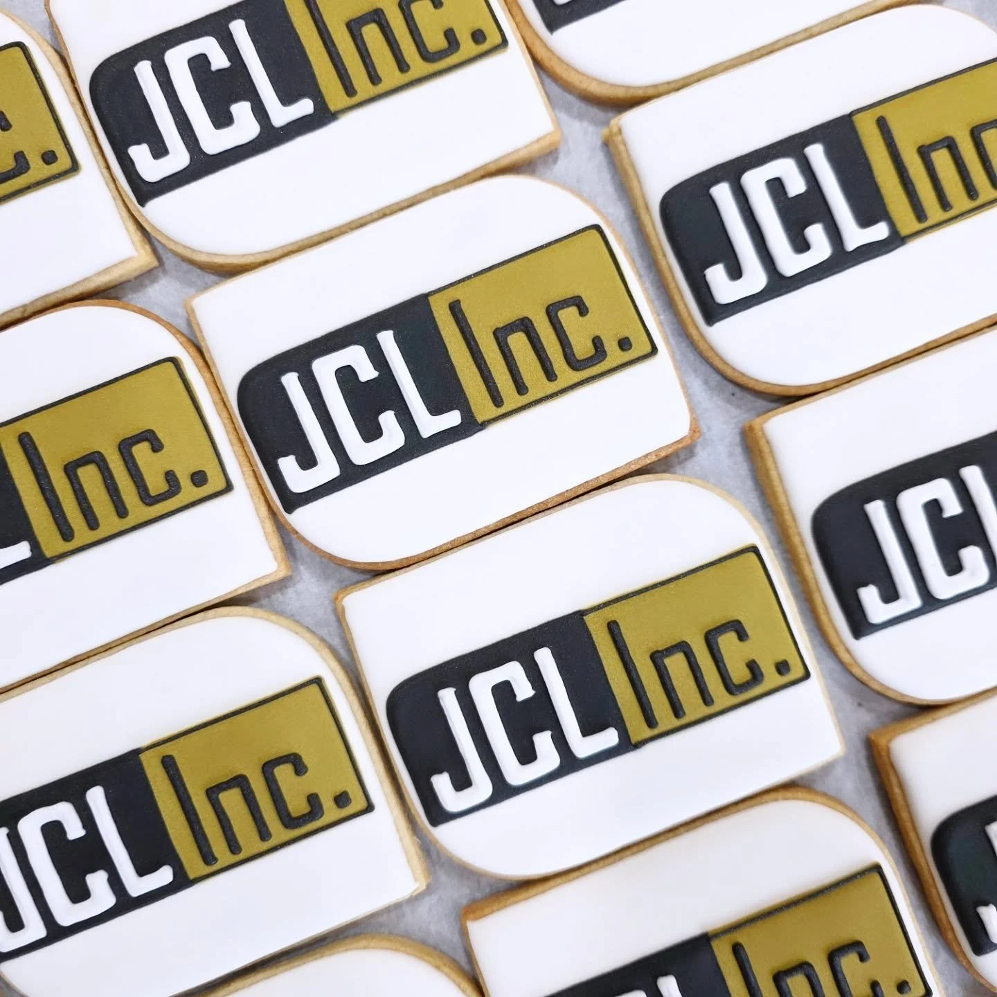 Who needs another business card? Cookies make for a way sweeter impact 🤤
.
.
.
#marketingcookies #businesscookies #smallbusinesssaturday #cookies #cookie #cookieart #cookiesofinstagram #cookiestagram #cookiedecorating #sugarcookiemarketing #sugarcoo