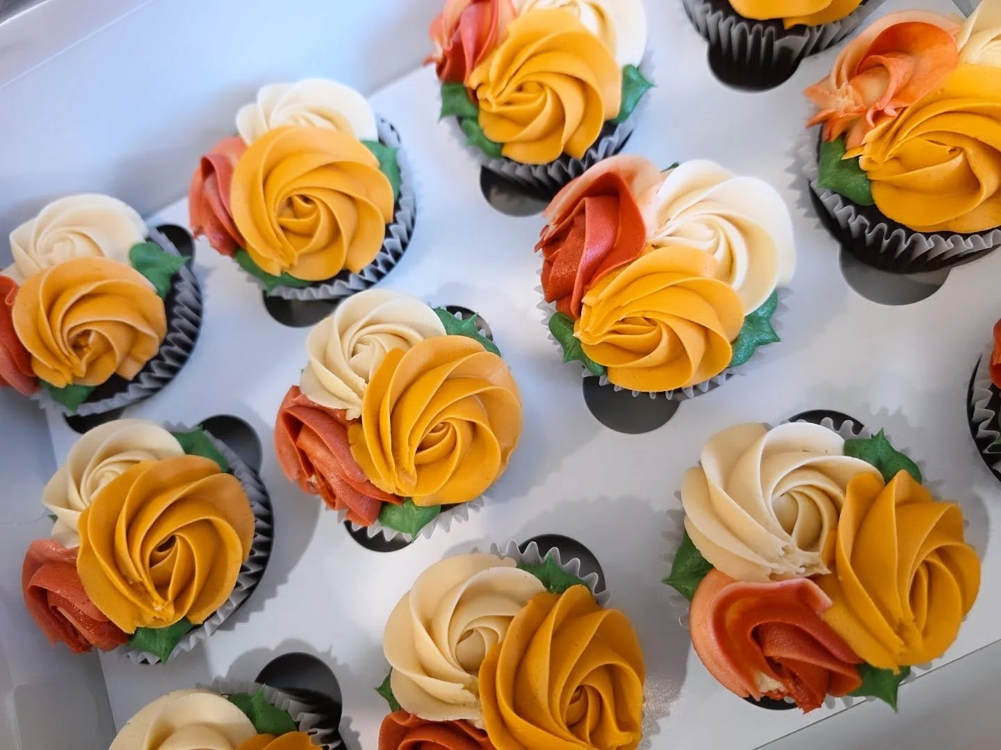 This colour palette 😍
.
.
.
#octoberwedding #floralcupcakes #flowercupcakes #cochranewedding #2025cake #cake #cakedecorating #cakesofinstagram #cakestagram #buttercream #buttercreamcake #cakedecorator #yycliving #yyclocal #yycfood #yyceats #yyc #cal