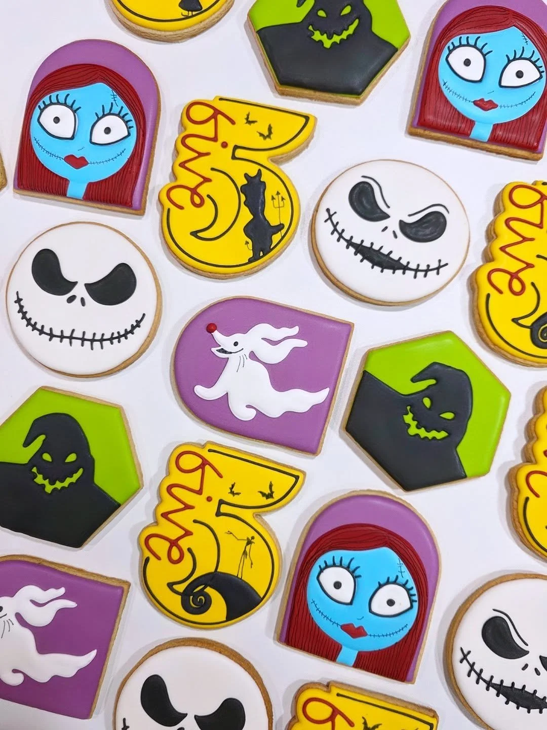 Happy Halloween! 🎃 
.
.
.
#nightmarebeforechristmas #nightmarebeforechristmascookies #happyhalloween #halloweencookies #cookies #cookie #cookieart #cookiesofinstagram #cookiestagram #cookiedecorating #sugarcookiemarketing #sugarcookies #decoratedcoo