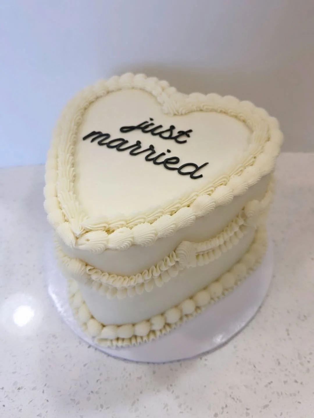Vintage heart just screams wedding to me ❤️
.
.
.
#vintagecake #heartcake #weddingcakes #yycweddings #cochranewedding #2025cake #cake #cakedecorating #cakesofinstagram #cakestagram #buttercream #buttercreamcake #cakedecorator #yycliving #yyclocal #yy