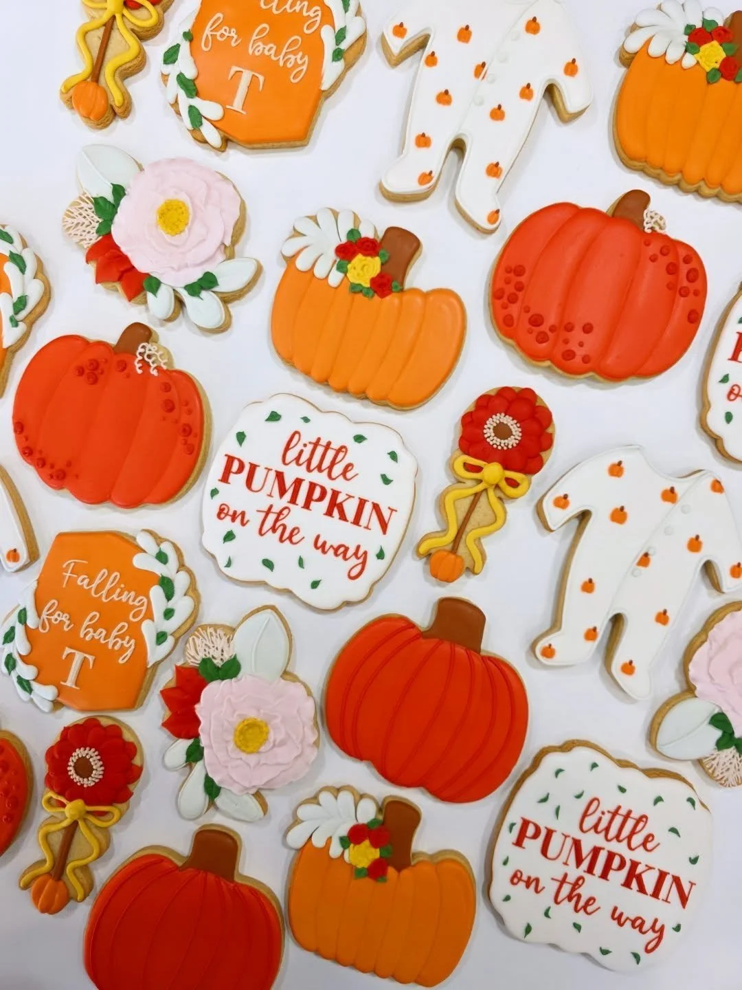 While my brain is very much Christmas now I very much adored this pumpkin baby shower set 😍 🍂
.
.
.
#alittlepumpkinisontheway #autumncookies #pumpkincookies #babyshowercookies #pumpkinbabyshowercookies #cookies #cookie #cookieart #cookiesofinstagra