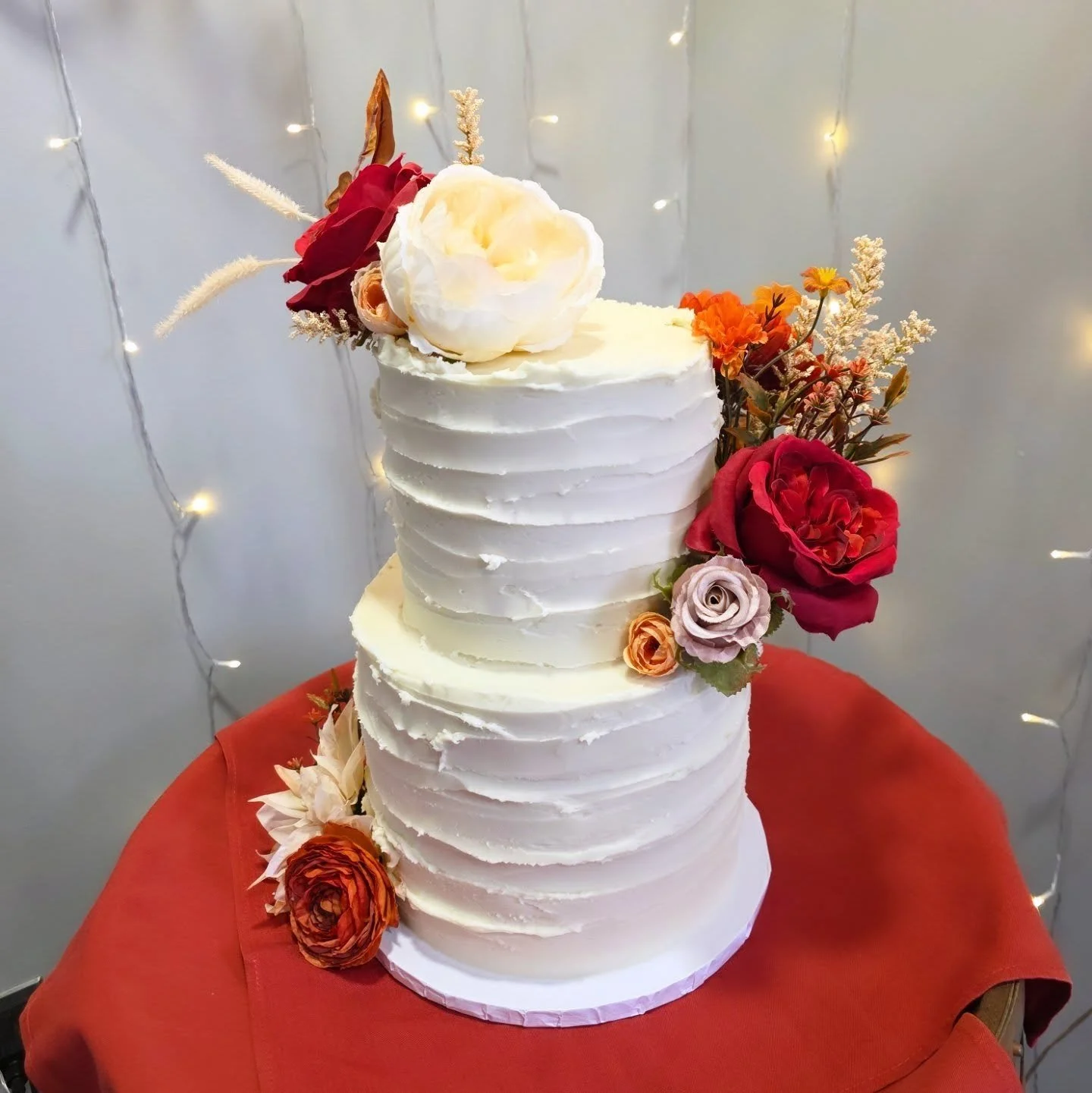 Extra rustic for this October wedding cake up in Canmore (yes I am that behind in posting). 
Love the colour pop and loved the fishing tackle candy box favours 🎣
.
.
.
#rusticweddingcake #canmoreweddings #cochranewedding #cochranecakes #Cochrane 
20