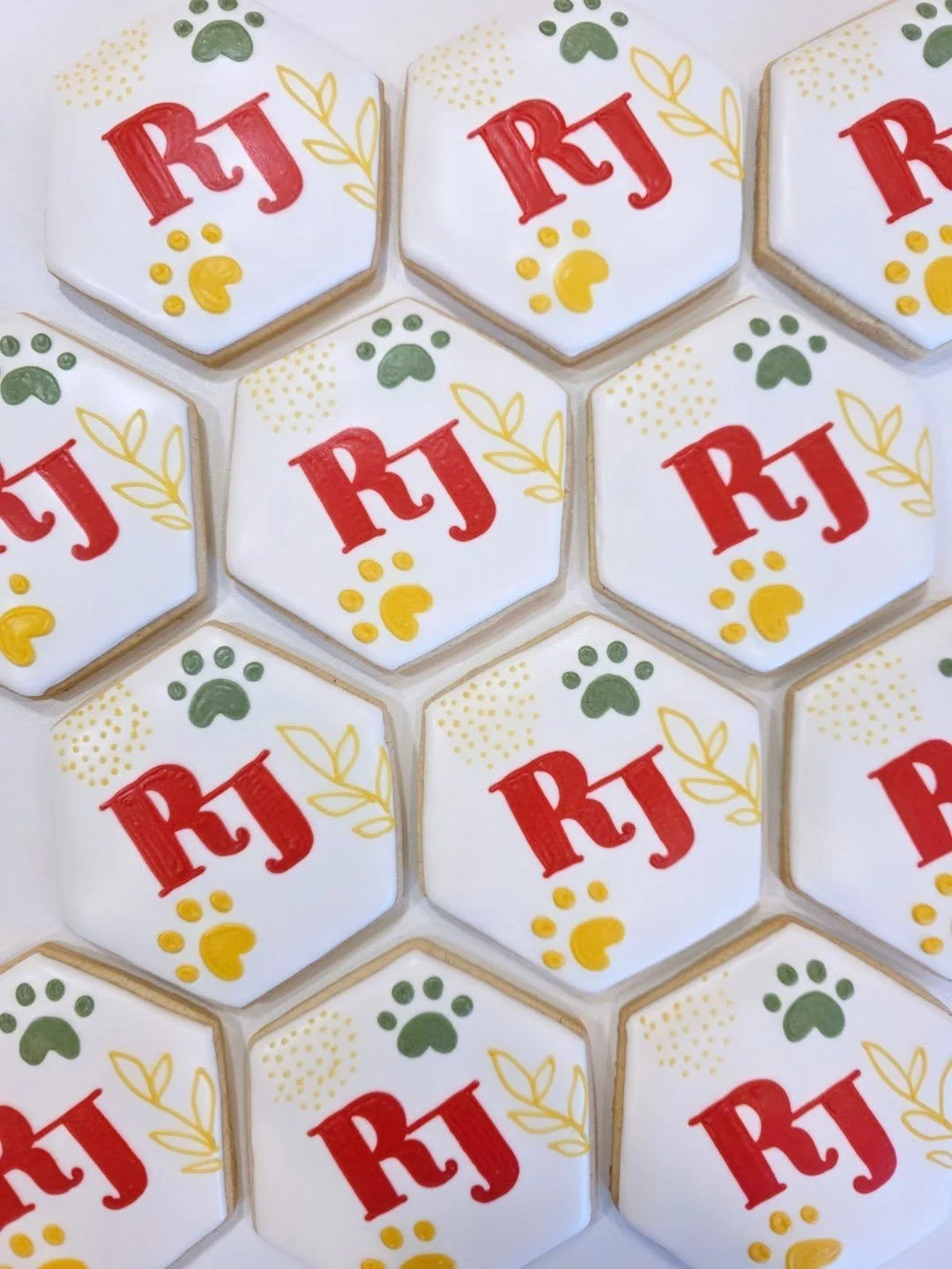 Sweet gluten free cookies for an elopement 🐾
.
.
.
#glutenfreecookies #weddingcookies #weddingfavours #cochranecookies #yyccookies cookies cookie cookieart cookiesofinstagram cookiestagram cookiedecorating sugarcookiemarketing sugarcookies decorated