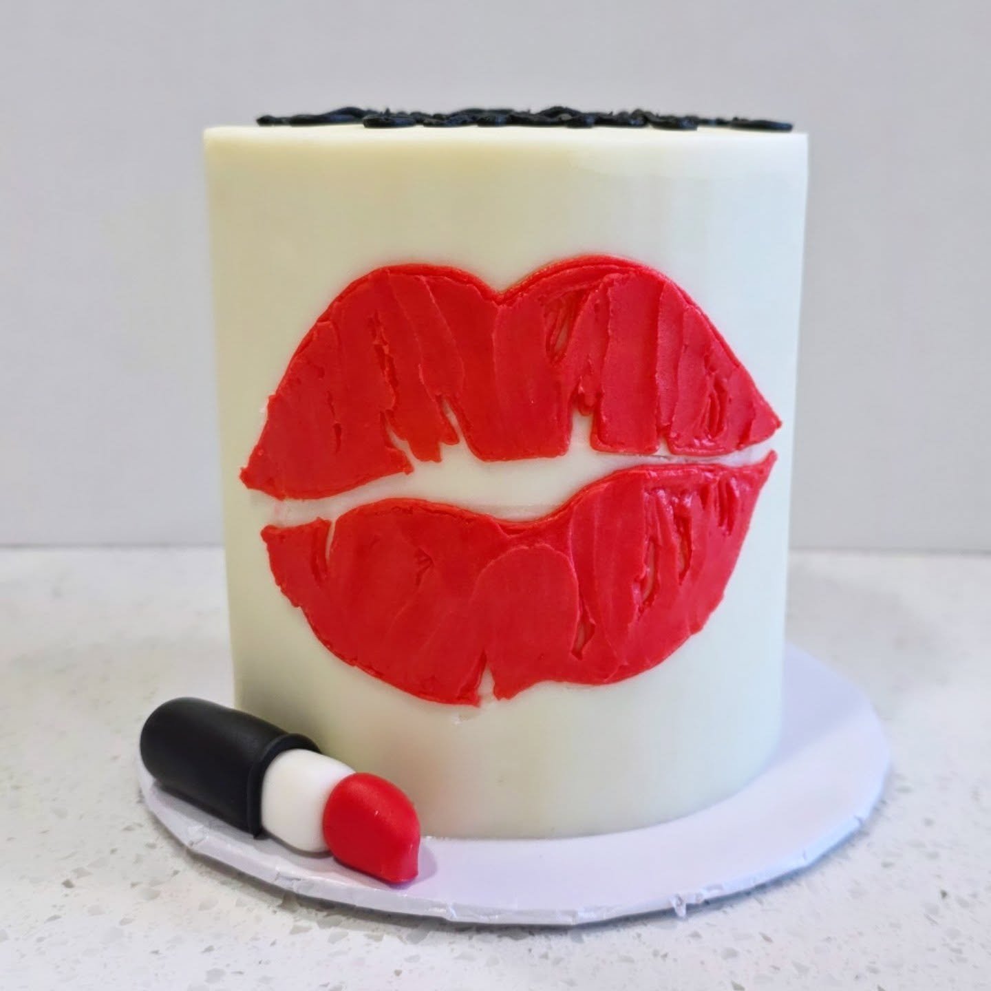 Hands up if you're also head over heels for Heated Rivalry 🙌🏻 🏒 I'm 3 episodes in and completely obsessed 😍 this is exactly what I think our tax dollars should be going to 📺
.
.
.
#heatedrivalry #makeupcake #birthdaycake #cochranecakes #minicake