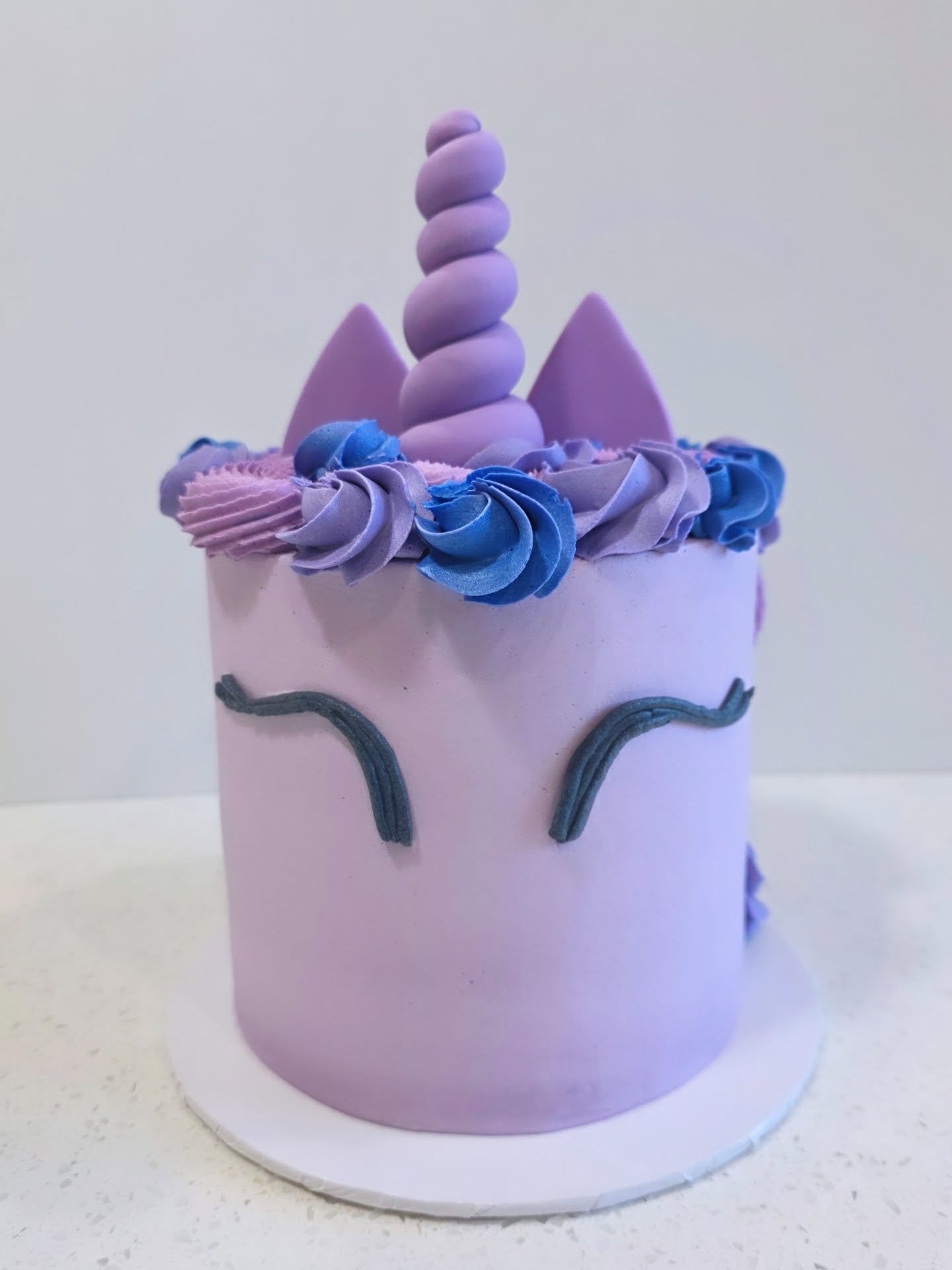It's been a shockingly long time since I've made a unicorn cake! At one point I was making 2 a month and now last year I think this purple unicorn was the only one! 🦄
.
.
.
#unicorncake #purpleunicorncake #birthdaycake #cochranecakes #yyccakes 2025c